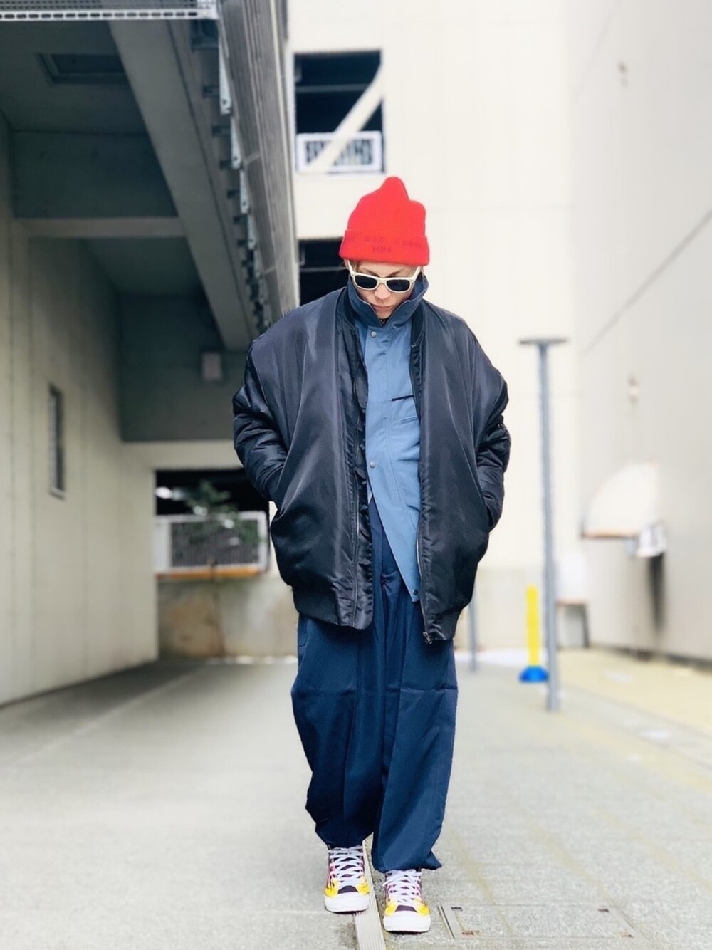 「MA-1、オーバーサイズ、ビッグシルエット、アウターONアウター、ニット帽、バルーンパンツ、NUMBER (N)INE、スニーカー、コンバース、ストリート」｜「CONVERSEのCONVERSE　ALL STAR 100 IGNT HI（スニーカー、ブラック系）」を使った、TETUさん（メンズ・174cm）の冬コーディネートの1枚目の写真