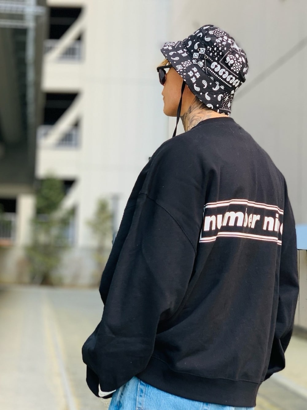 「トレーナー、スウェット、オーバーサイズ、ビッグシルエット、ブラック、バケットハット、ペイズリー柄、NUMBER (N)INE、AIVER、ストリート」｜「NUMBER (N)INEの【NUMBER (N)INE × InstantFunk】《ZOZO限定》ヘビーオンススウェット ビッグシルエット ロゴプリント クルーネックトレーナー / ユニセックス（スウェット、ブラック系）」を使った、TETUさん（メンズ・174cm）の冬コーディネートの1枚目の写真