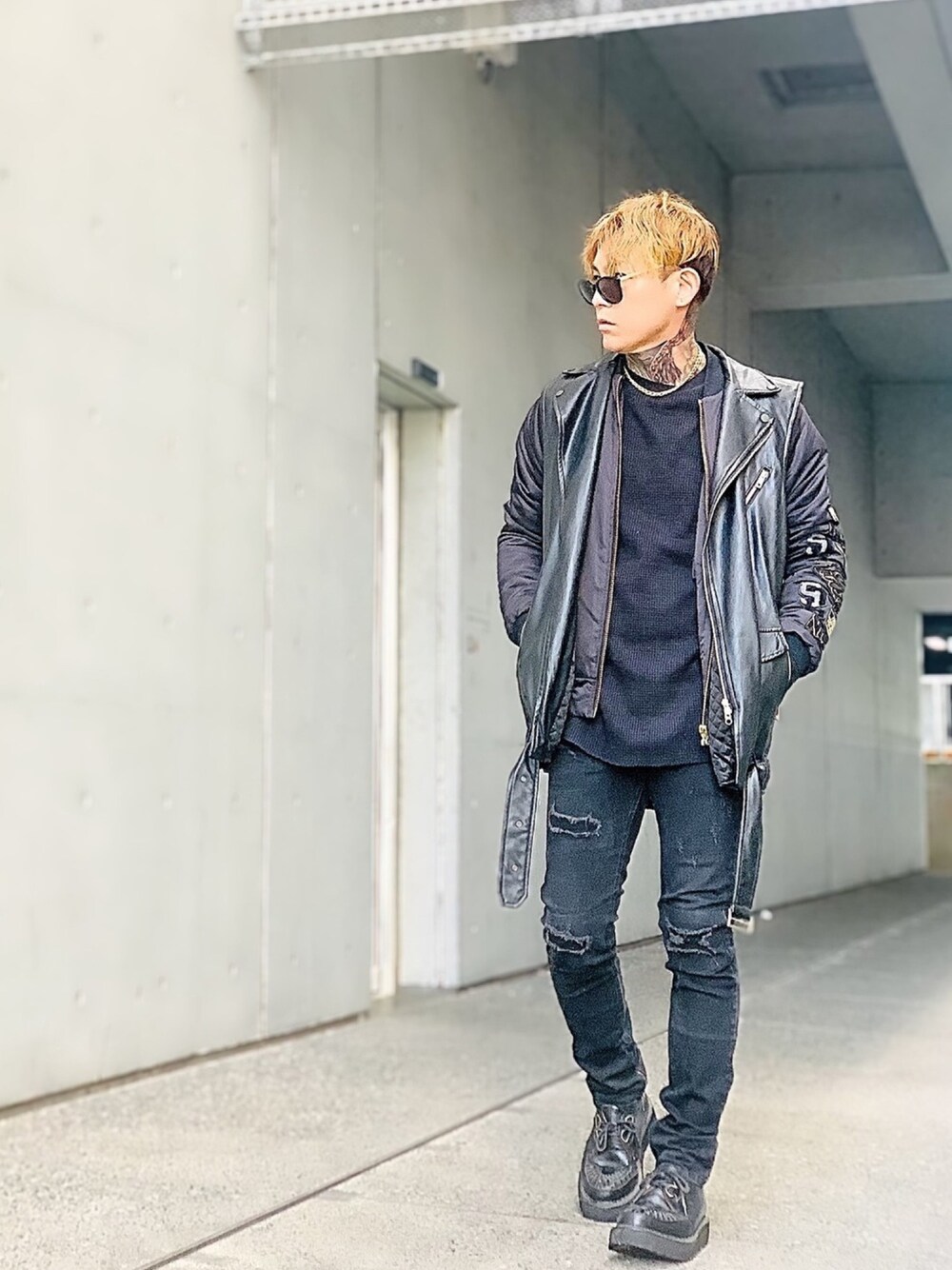 「GEORGE COX、ブラック、黒、黒コーデ、MA-1、ライダース、レイヤードスタイル、黒スキニー、ブラックコーデ、ストリート」｜「L.H.PのWhiteland Blackburn/ホワイトランドブラックバーン/Neo Letaher　Rider‘ｓ　Vest（ライダースジャケット、ブラック系）」を使った、TETUさん（メンズ・174cm）の春コーディネートの1枚目の写真