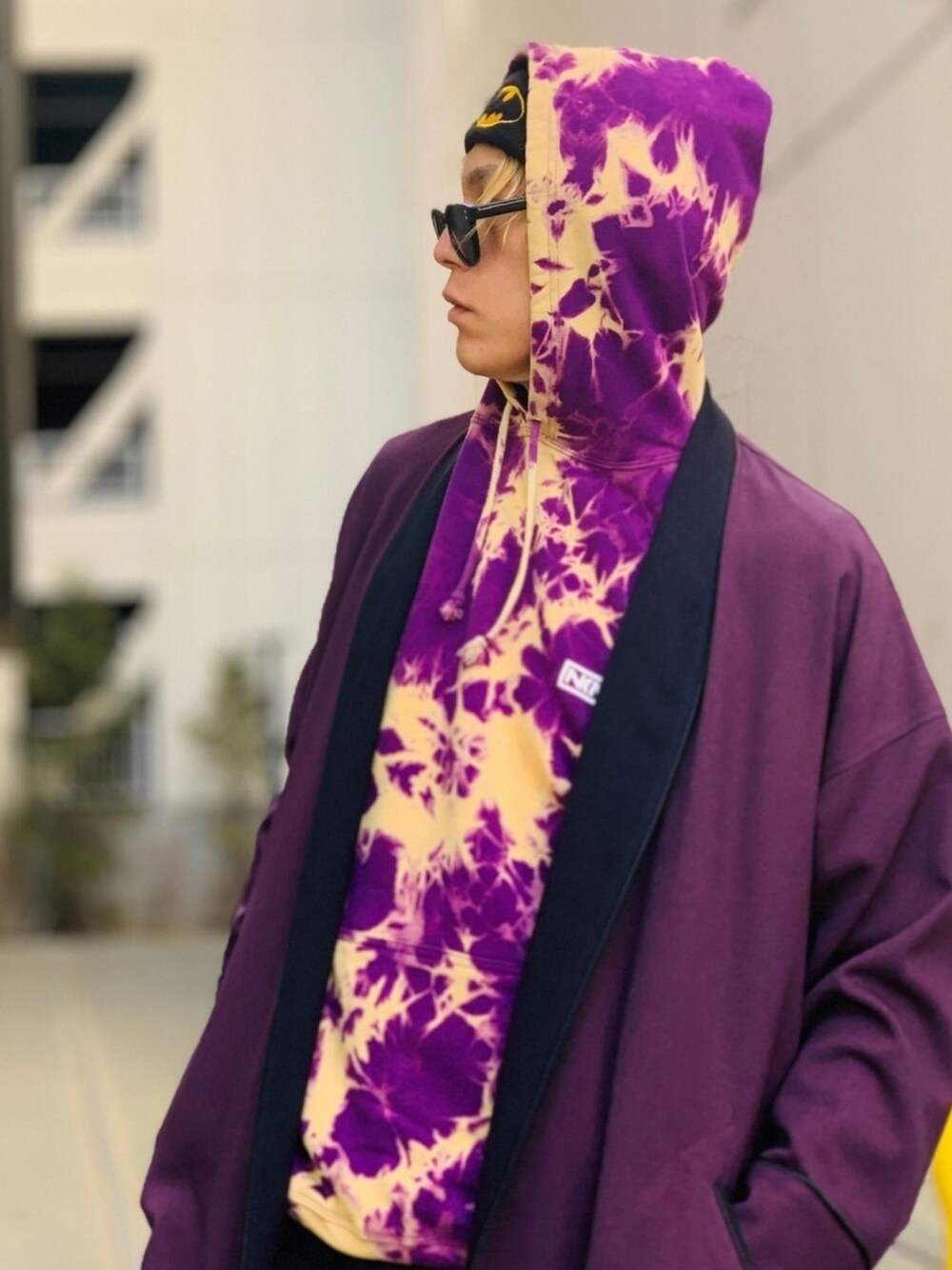「パーカー、パープル、タイダイ柄、NUMBER (N)INE、ガウン、ガウンコート、ビックシルエット、オーバーサイズ、ニット帽、春コーデ」｜「NUMBER (N)INEの【NUMBER (N)INE】《別注》ダークブリーチ ボックスロゴプリント スウェット プルオーバーパーカー（パーカー、パープル系）」を使った、TETUさん（メンズ・174cm）の春コーディネートの1枚目の写真