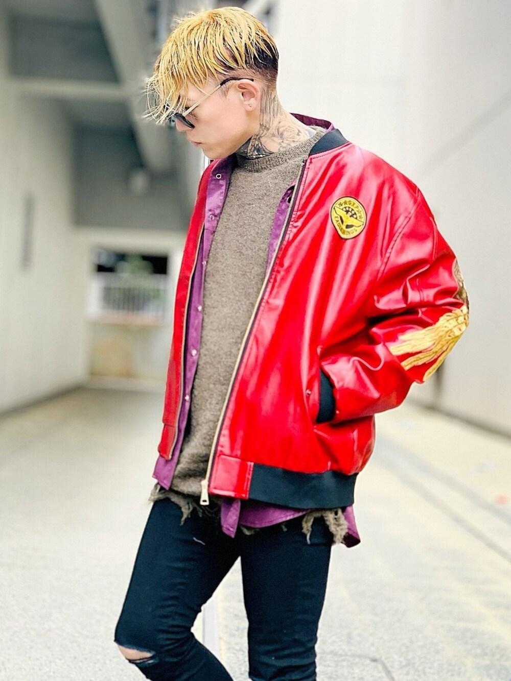 「スタジャン、ブルゾン、レザージャケット、ストリート、ダメージニット、ウエスタンシャツ、NUMBER (N)INE、ビックシルエット、赤、レッド」｜「NUMBER (N)INEの【NUMBER (N)INE】《別注》ウールキッドモヘヤ ダメージニット クルーネックプルオーバー / ボーダーニット（ニット/セーター、グリーン系）」を使った、TETUさん（メンズ・174cm）の春コーディネートの1枚目の写真