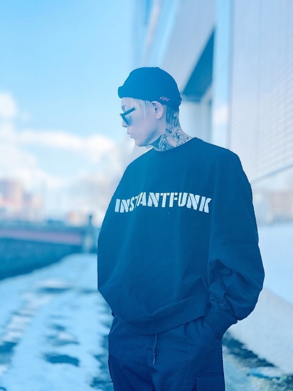 「春コーデ、オーバーサイズ、オールブラック、黒、スウェット、NUMBER (N)INE、トレーナー、ロールキャップ、ビッグシルエット、ストリート」｜「NUMBER (N)INEの【NUMBER (N)INE × InstantFunk】《ZOZO限定》ヘビーオンススウェット ビッグシルエット ロゴプリント クルーネックトレーナー / ユニセックス（スウェット、ブラック系）」を使った、TETUさん（メンズ・174cm）の春コーディネートの1枚目の写真