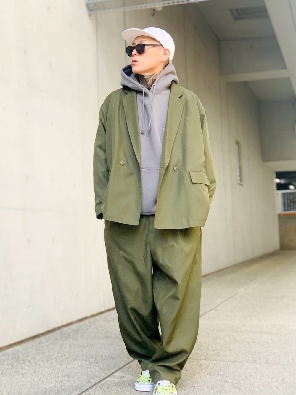 「セットアップ、オーバーサイズ、ビッグシルエット、パーカー、カーキ、シンプルコーデ、スニーカー、VANS、ジェットキャップ、ワイドパンツ」｜「FREAK'S STOREの▽WEB限定 ビッグシルエット オーバーサイズ スタプレ ポリツイル セットアップ  ダブルジャケット/パンツ（テーラードジャケット、グリーン系）」を使った、TETUさん（メンズ・174cm）の春コーディネートの1枚目の写真