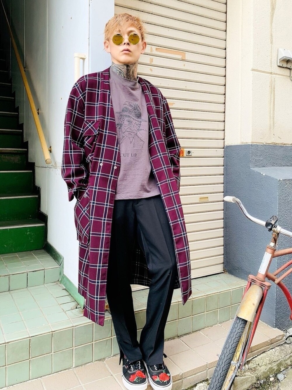 「スプリングコート、オトナカジュアル、フレアパンツ、スニーカー、VANS、チェック、チェックコート、スラックス、ロンT、スニーカーコーデ」｜「NUMBER (N)INEの【NUMBER (N)INE】《別注》ビッグシルエット CUT UP グラフィック ロングスリーブ プリント クルーネック Tシャツ（Tシャツ/カットソー、グレー系）」を使った、TETUさん（メンズ・174cm）の春コーディネートの1枚目の写真