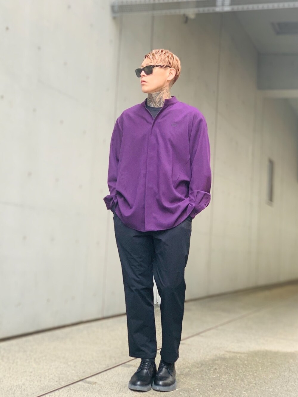 「シンプル、大人カジュアル、シャツスタイル、パープル、ワイドパンツ、navy、キレイめ、ray ban、サングラス、NUMBER (N)INE」｜「NAVYのマジかる 軽く動きやすいワイドパンツ ソロテックス(R)を織り合わせた軽い素材で快適な着心地（その他パンツ、ブラック系）」を使った、TETUさん（メンズ・174cm）の春コーディネートの1枚目の写真