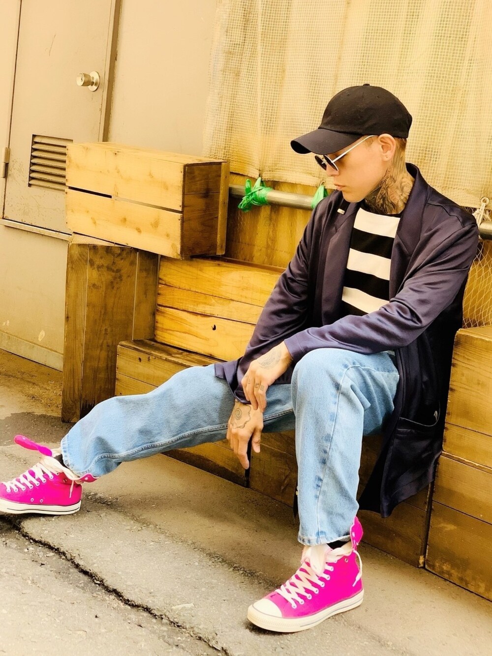 「ジャケット、ジャケットスタイル、デニムパンツ、ワイドデニム、Levi's、スニーカー、コンバース、スニーカーコーデ、ボーダートップス、ストリート」｜「Levi'sの【WEB限定】550(TM)リラックスフィット LIGHT（デニムパンツ、ブルー系）」を使った、TETUさん（メンズ・174cm）の春コーディネートの1枚目の写真