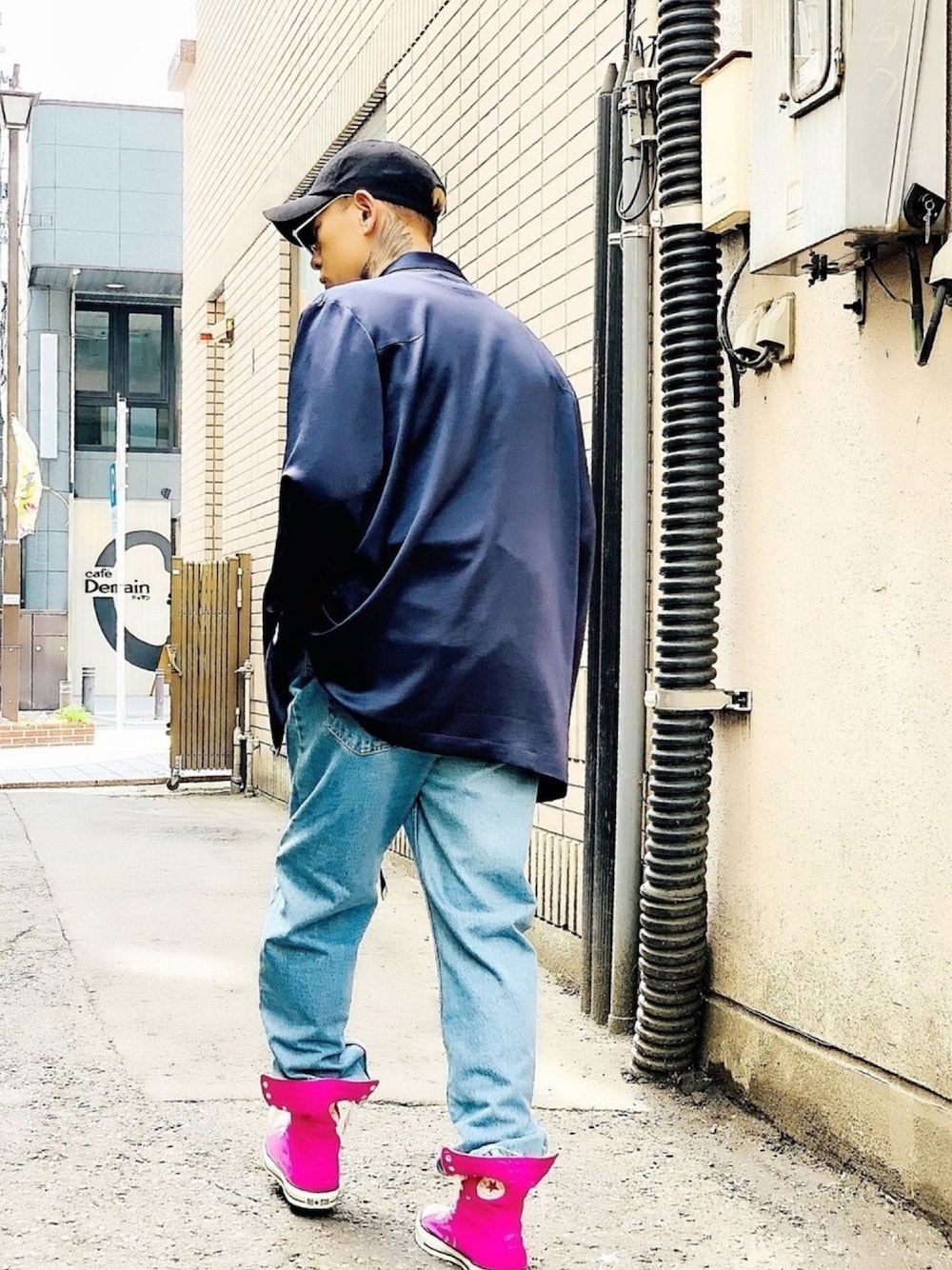 「バックスタイル、ジャケット、オーバーサイズ、ビッグシルエット、ワイドデニム、Levi's、converse、コンバース、ハイカットスニーカー、ジャケットスタイル」｜「NUMBER (N)INEの【NUMBER (N)INE】《別注》ヴィンテージドレープサテン ラペルビッグジャケット / テーラードジャケット（テーラードジャケット、ブルー系）」を使った、TETUさん（メンズ・174cm）の春コーディネートの1枚目の写真