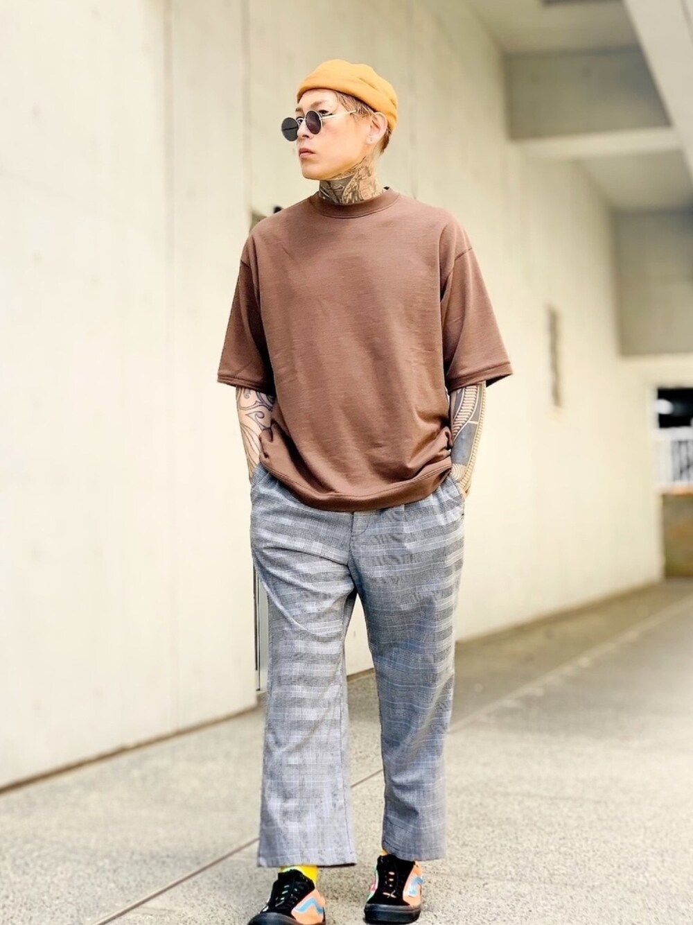 「チェックパンツ、アースカラー、ワイドパンツ、アンクルパンツ、ロールキャップ、サングラス、スニーカー、VANS、大人カジュアル、これが私をアゲる服」｜「VALLIS by FACTOTUMの【VALLIS by FACTOTUM】《別注》ビッグシルエット ソフトスウェット ハーフスリーブ クルーネックTシャツ（スウェット、ブラウン系）」を使った、TETUさん（メンズ・174cm）の春コーディネートの1枚目の写真
