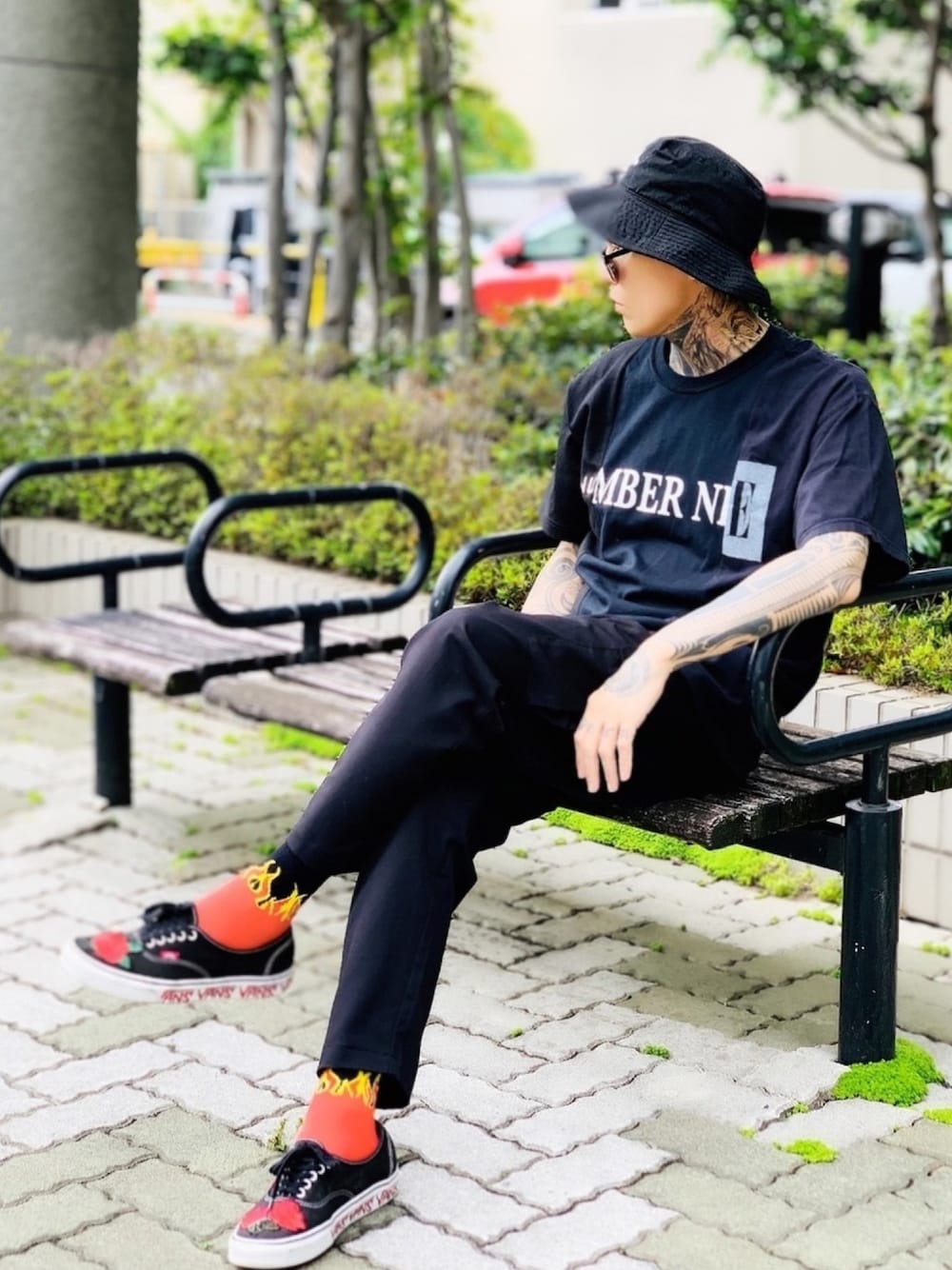 「黒、アンクルパンツ、スニーカー、VANS、ブラックコーデ、ブラック、バケットハット、ストリート、NUMBER (N)INE、カーゴパンツ」｜「NUMBER (N)INEの【NUMBER (N)INE】《別注》スイッチロゴプリント ビンテージクルーネックTシャツ（Tシャツ/カットソー、ブラック系）」を使った、TETUさん（メンズ・174cm）の夏コーディネートの1枚目の写真