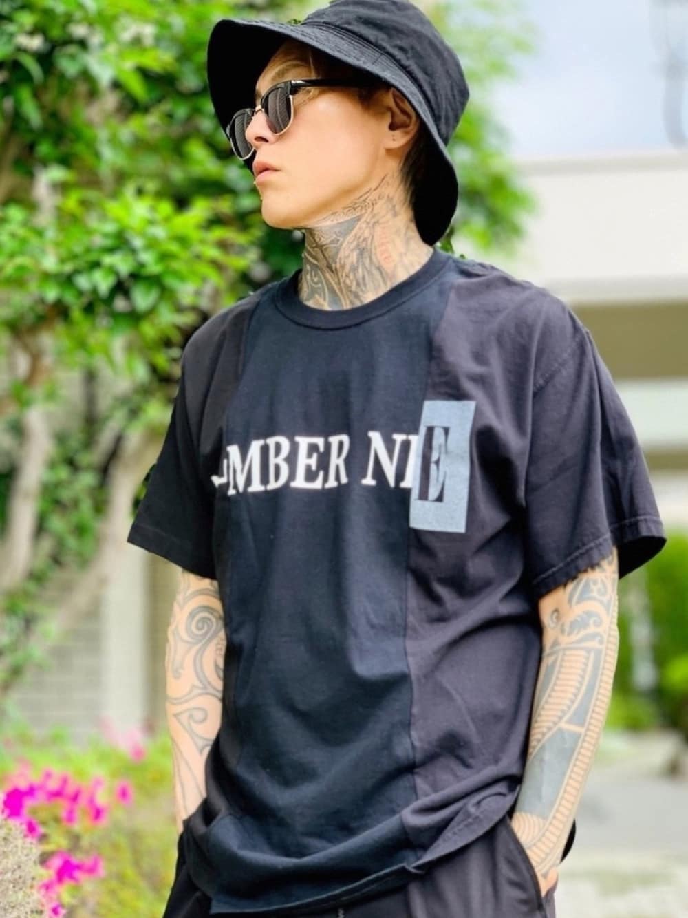 「NUMBER (N)INE、Tシャツ、ブラック、黒、ストリート、バケットハット、ブラックコーデ、ラフコーデ、ラフ、シンプル」｜「NUMBER (N)INEの【NUMBER (N)INE】《別注》スイッチロゴプリント ビンテージクルーネックTシャツ（Tシャツ/カットソー、ブラック系）」を使った、TETUさん（メンズ・174cm）の夏コーディネートの1枚目の写真