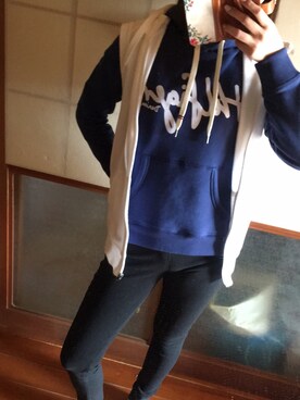 「TOMMY HILFIGER（トミーヒルフィガー）のアイテム（パーカー、ブルー系）」を使った、YOKO⭐️さん（レディース）の冬コーディネート