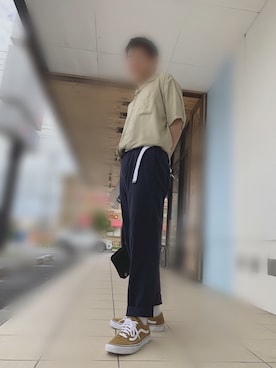 「GU（ジーユー）のアイテム（シャツ/ブラウス、ベージュ系）」を使った、おくみつ（オークー）さん（メンズ・176cm）の春コーディネート