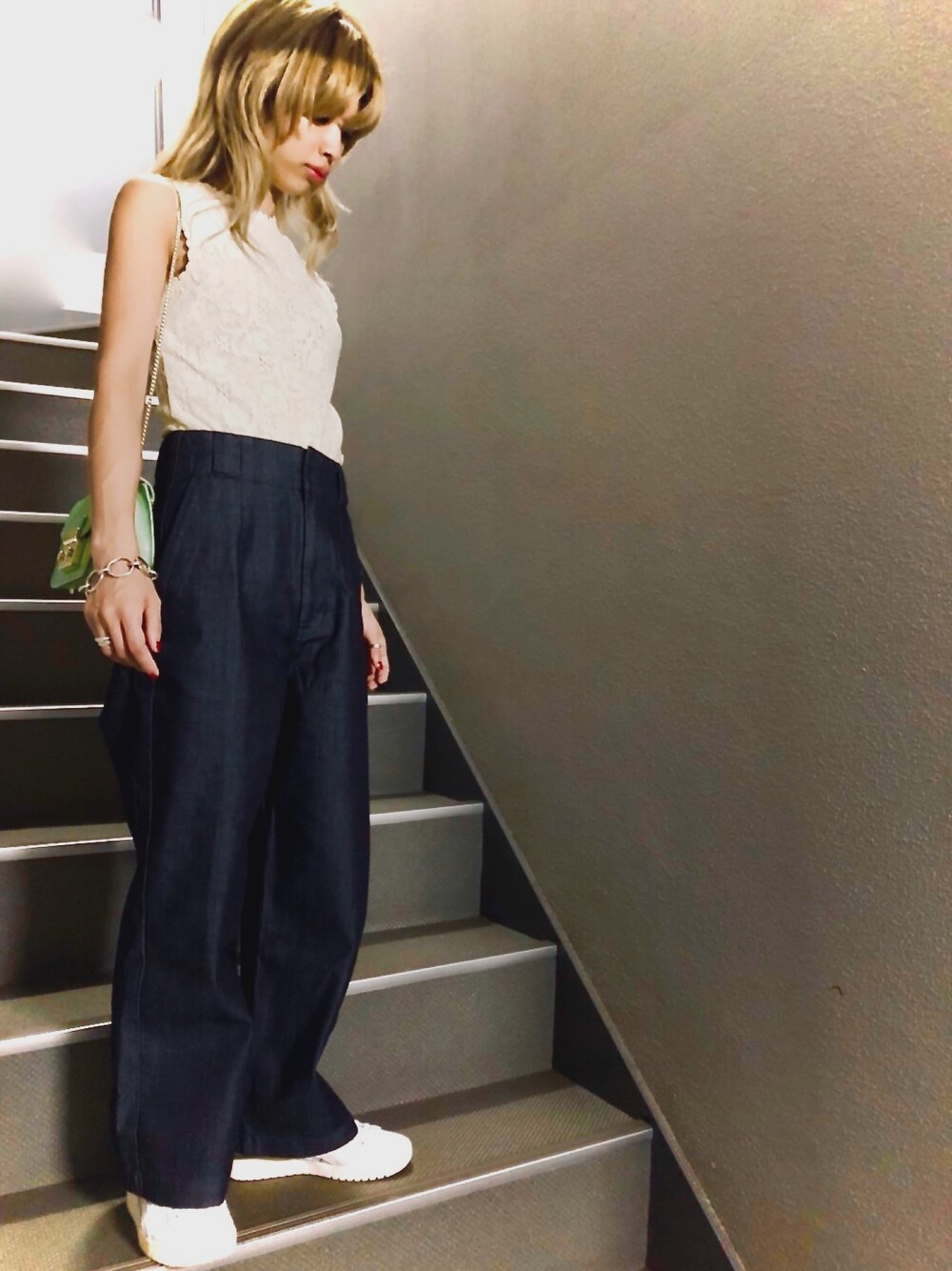 「FRAY I.Dの【FRAY I.D×Dickies】ハイウエストクロッブドチノパンツ（その他パンツ、ブルー系）」を使った、mai.aさん（レディース・154cm）の夏コーディネートの1枚目の写真
