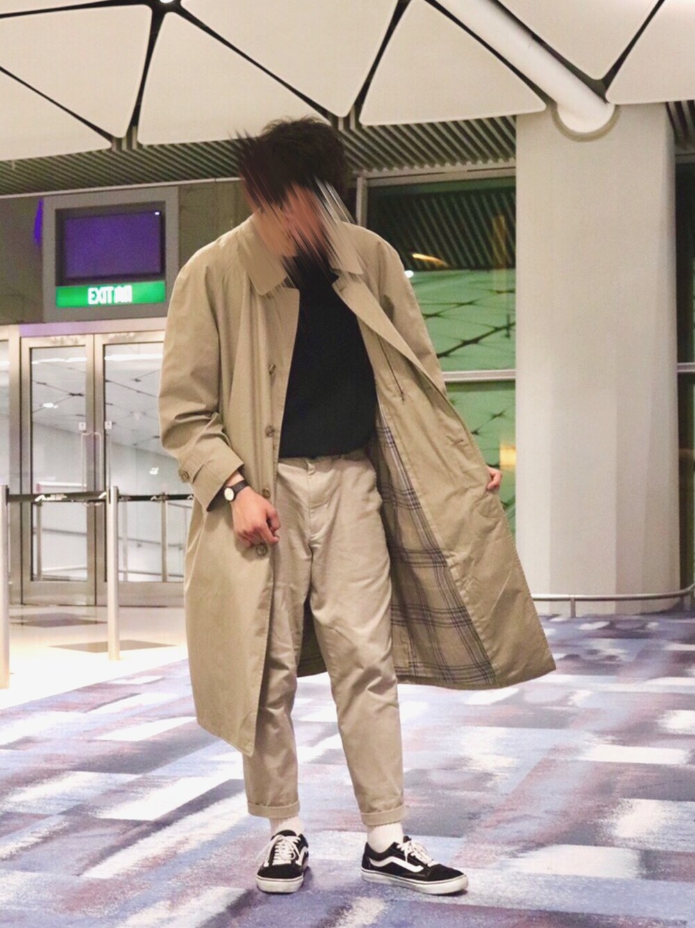「ootd、春コーデ、春、ベージュ、トレンチコート、VANS、チープカシオ、ユニクロ、ユニクロユー、はるコーデ」｜「UNIQLOのクルーネックT（半袖）（Tシャツ/カットソー、ブラック系）」を使った、MORITAさん（メンズ・182cm）の春コーディネートの1枚目の写真