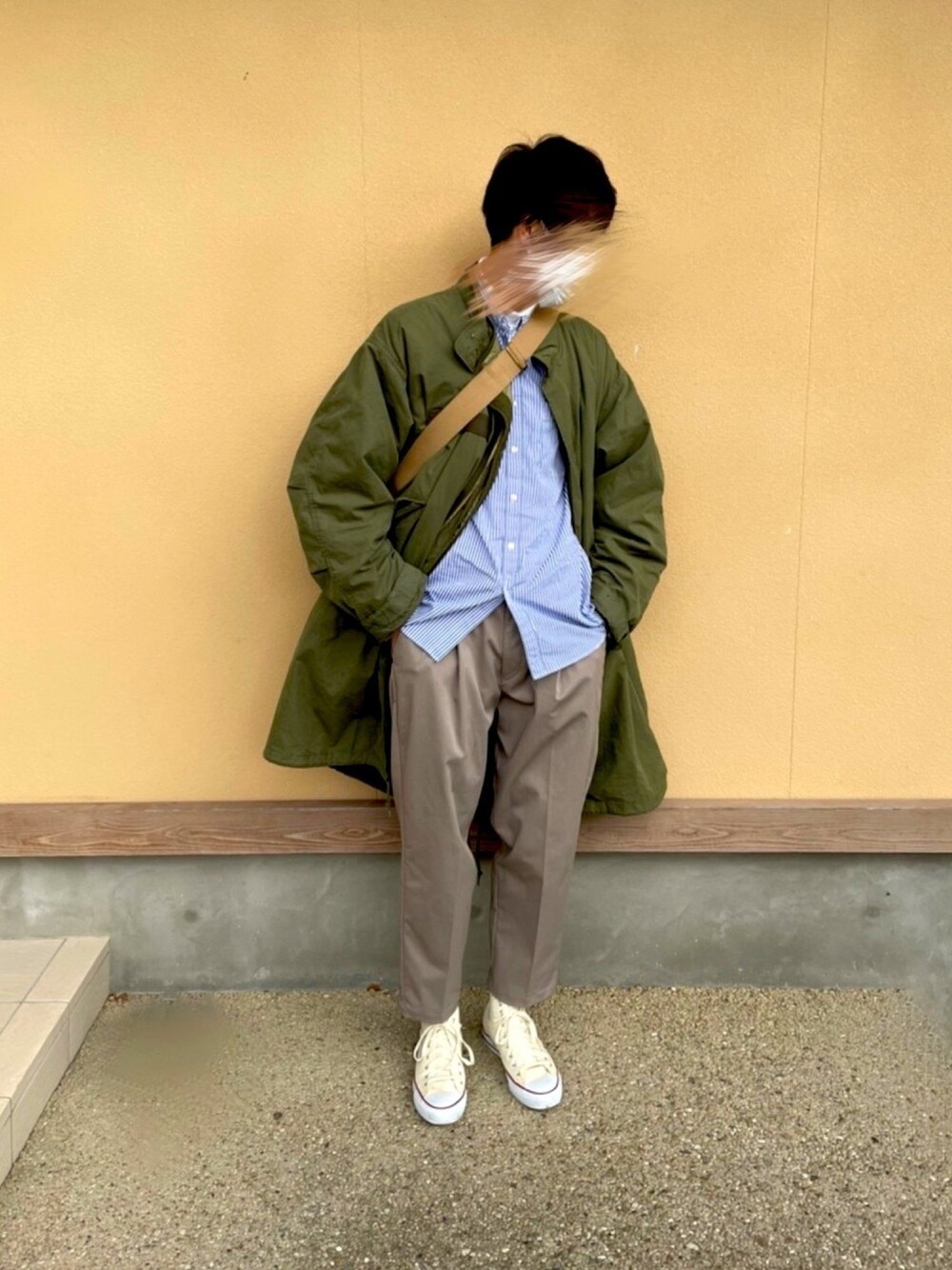 グリーン系のモッズコート、ブルー系のシャツ/ブラウス、ホワイト系のTシャツ/カットソーを着用したメンズの冬コーディネートの1枚目の写真