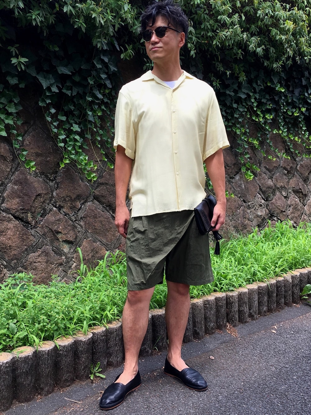 「A.P.C.のアイテム（スリッポン、ブラック系）」を使った、masさん（メンズ・180cm）の夏コーディネートの1枚目の写真