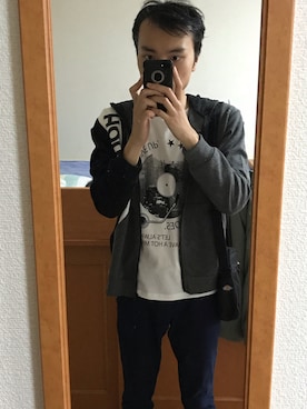 「しまむら（シマムラ）のアイテム（Tシャツ/カットソー、ホワイト系）」を使った、山中俊幸さん（メンズ・174cm）の秋コーディネート