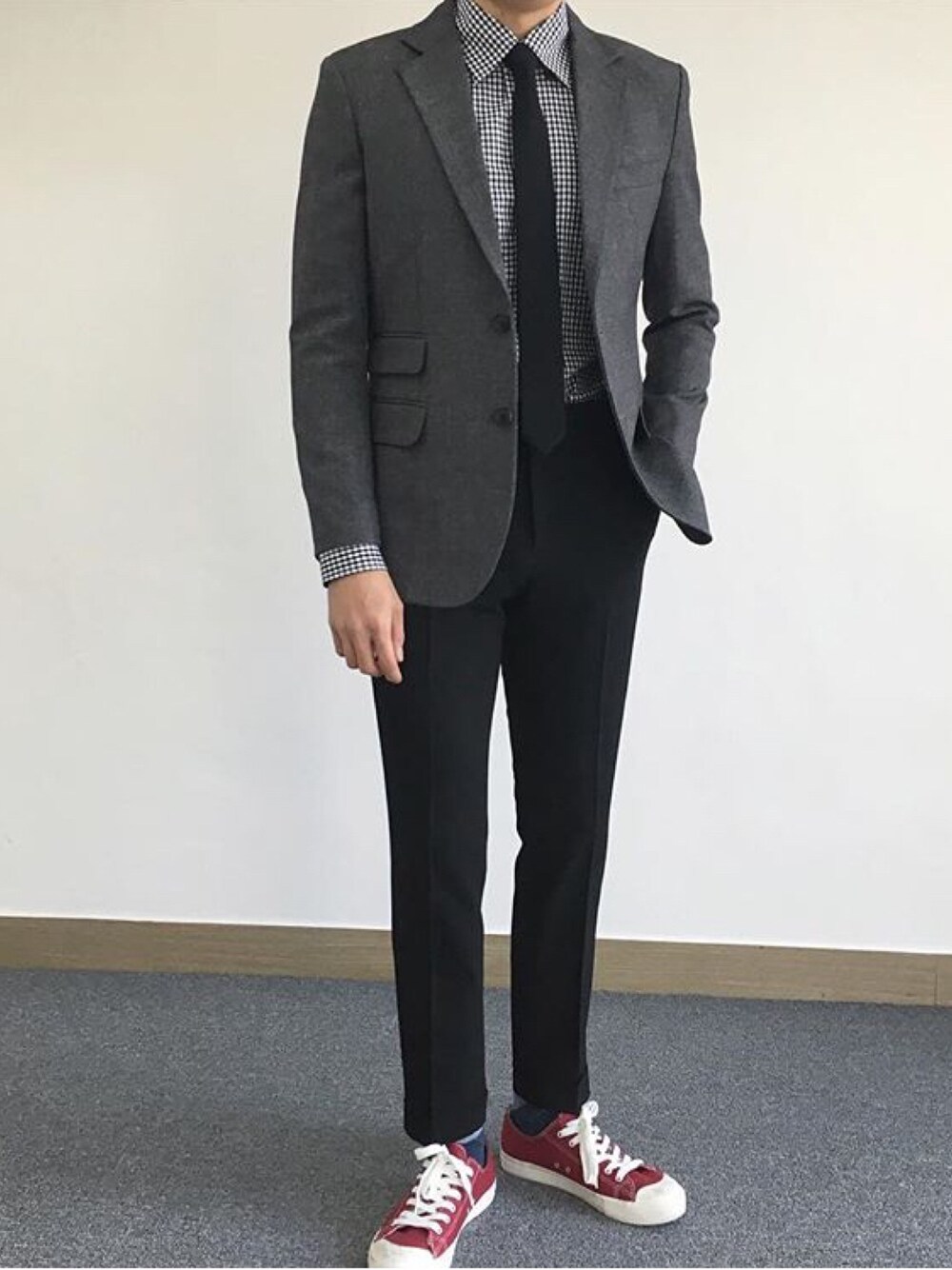 「G2000 のアイテム（スーツジャケット、グレー系）」を使った、Chu Sinchongさん（メンズ・180cm）の秋コーディネートの1枚目の写真