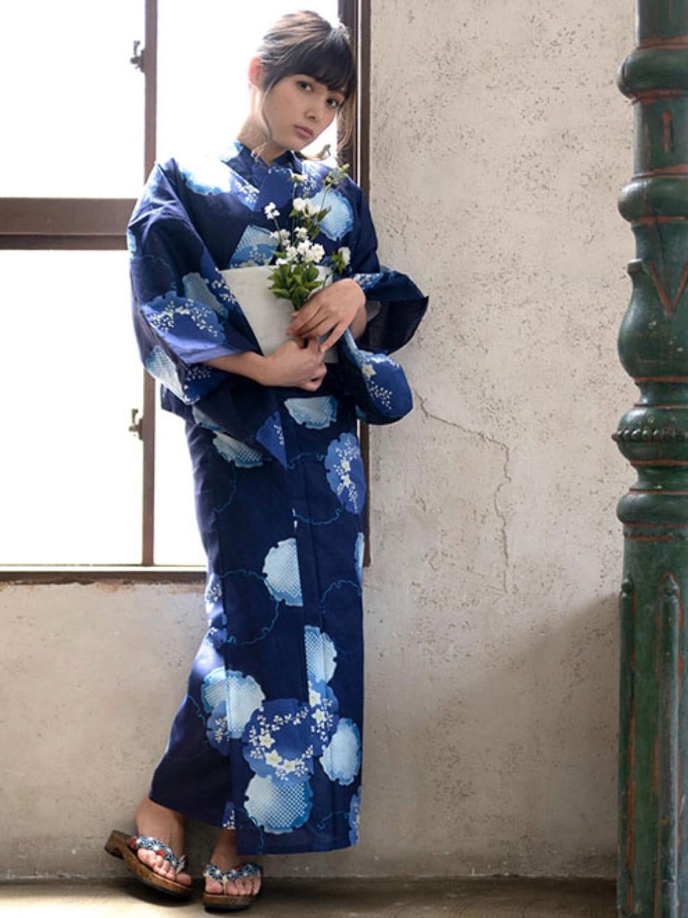 ブルー系の浴衣を着用したレディースの春コーディネートの1枚目の写真
