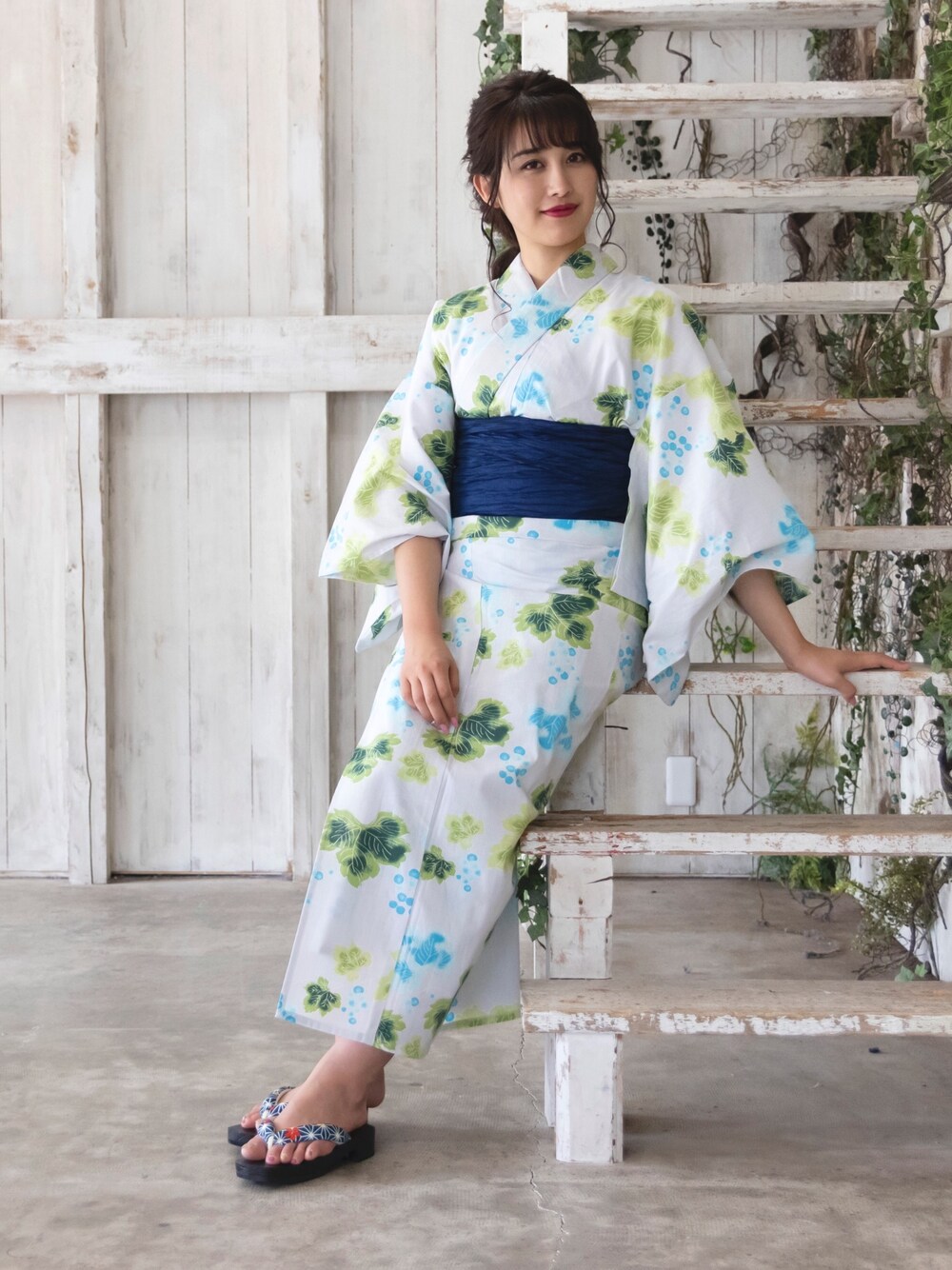 ホワイト系の浴衣、ホワイト系の和装小物を着用したレディースの春コーディネートの1枚目の写真