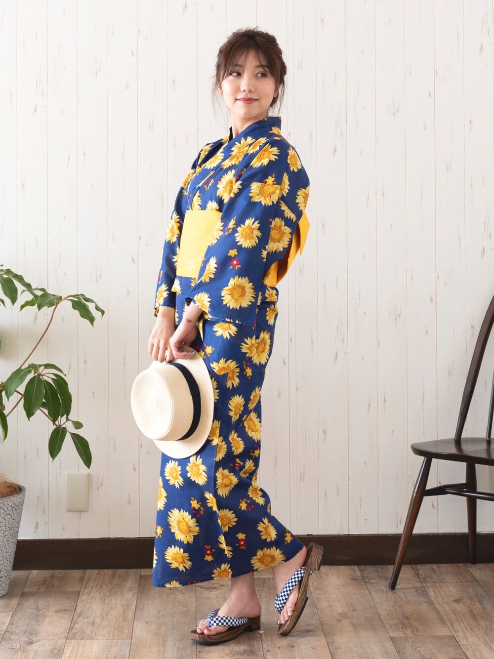 ブルー系の浴衣、ホワイト系の和装小物を着用したレディースの春コーディネートの1枚目の写真