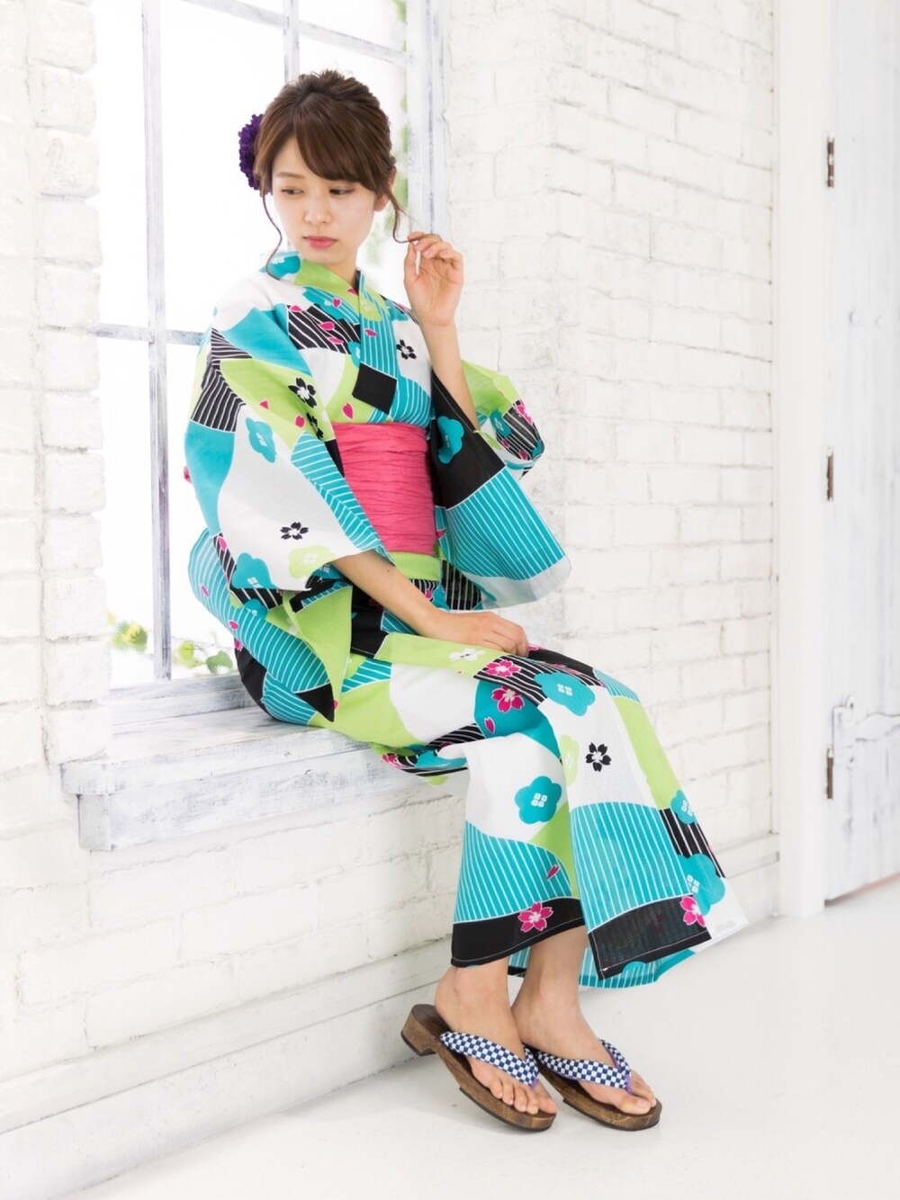 ブルー系の浴衣、ホワイト系の和装小物を着用したレディースの春コーディネートの1枚目の写真