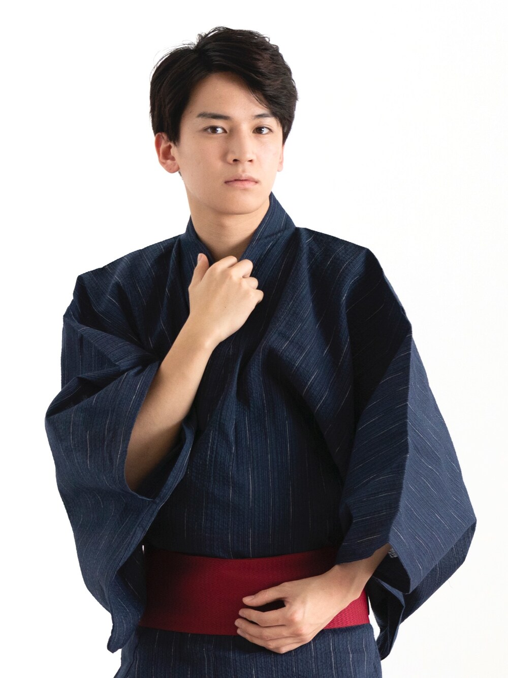 ブルー系の浴衣を着用したメンズの夏コーディネートの1枚目の写真