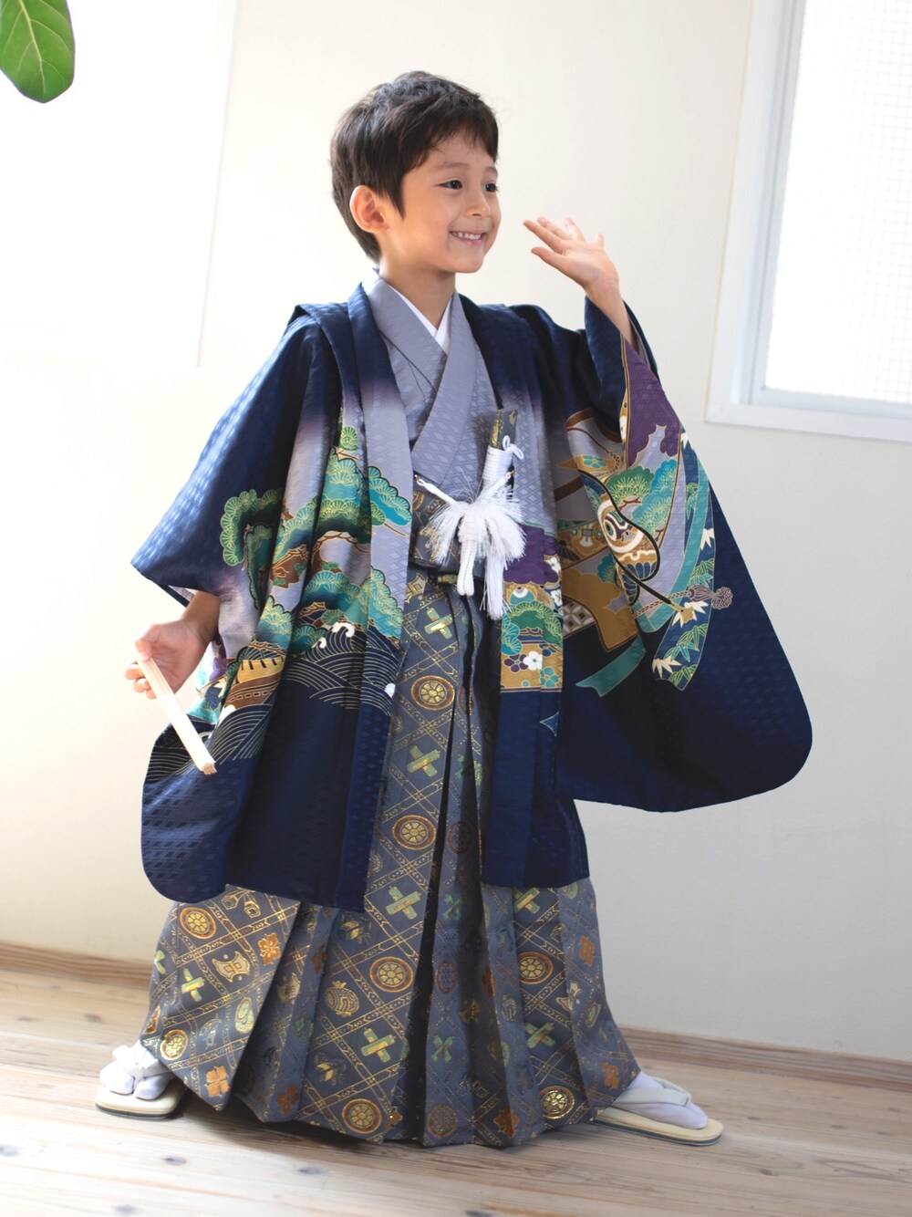 「七五三、和服、七五三スタイル、キッズファッション、753、着物コーデ、七五三前撮り、5歳男の子、男の子ファッション、KYOETSU」｜「KYOETSUの「KYOETSU/キョウエツ」羽織袴セット 七五三用 5歳用 吉祥文様 フルセット(着物、羽織、袴、襦袢、履物、角帯、扇子、懐剣、羽織紐、お守り、足袋、腰紐2本)（着物、ブルー系）」を使った、KYOETSUさん（キッズ・107cm）の秋コーディネートの1枚目の写真
