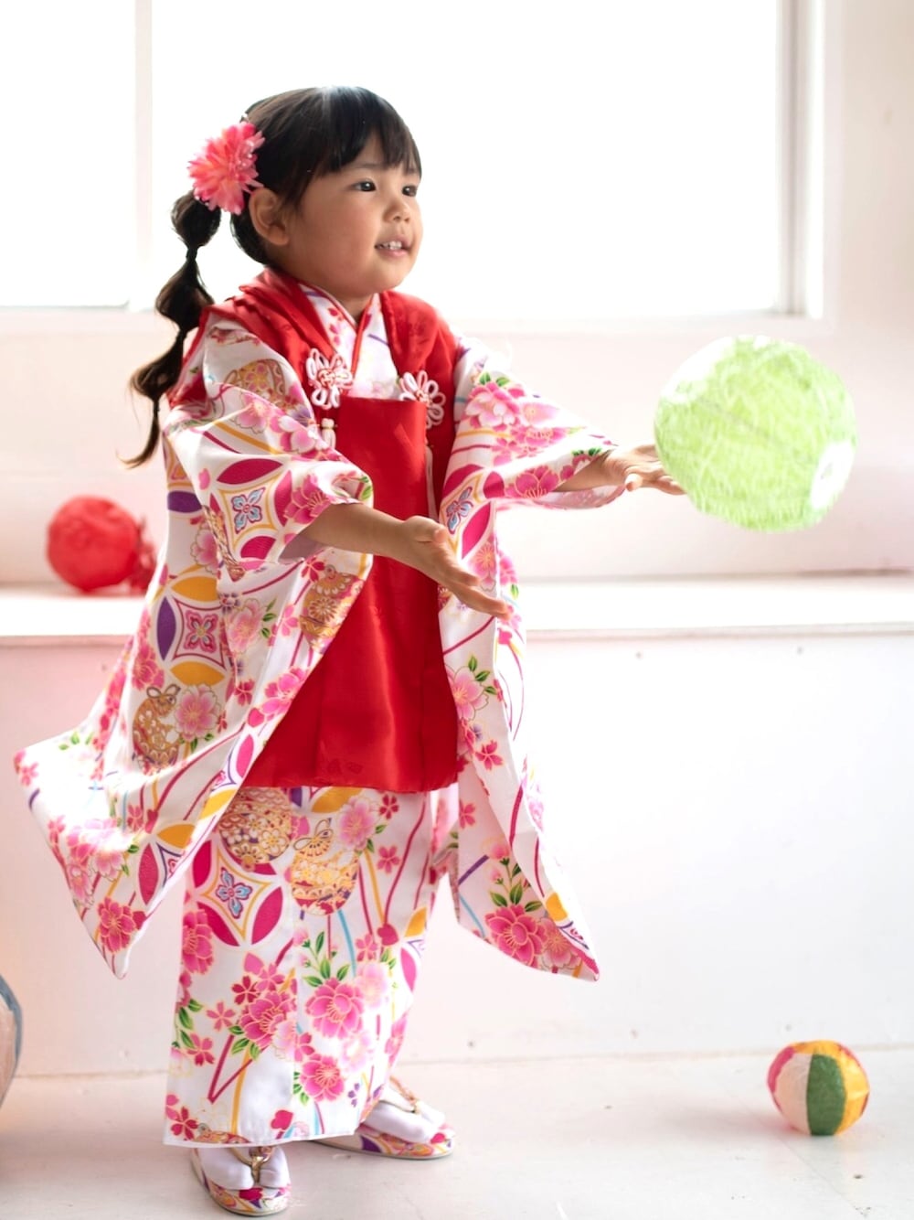 「七五三、女の子、ひな祭り、和服、七五三スタイル、被布、着物コーデ、七五三前撮り、七五三３歳、KYOETSU」｜「KYOETSUの「KYOETSU/キョウエツ」着物セット 七五三用 3歳用 被布セット 華やかB 9点セット (無地被布、柄着物、伊達衿、長襦袢、髪飾り、巾着、草履、腰紐、足袋)（着物、ホワイト系）」を使った、KYOETSUさん（キッズ・94cm）の秋コーディネートの1枚目の写真
