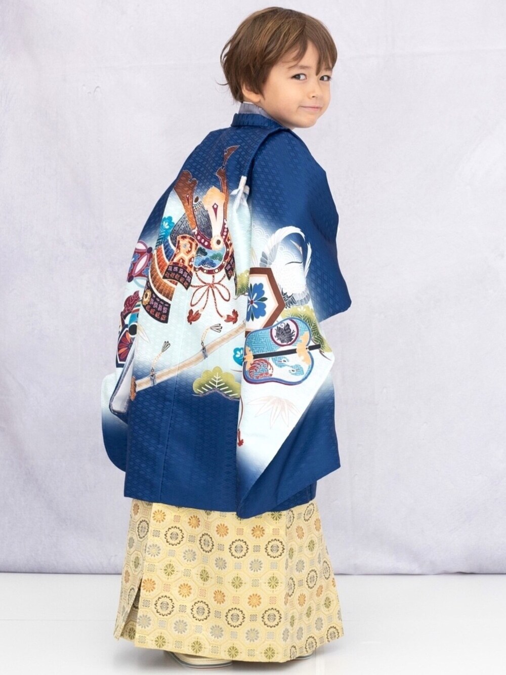 「七五三、和服、七五三スタイル、キッズファッション、753、着物コーデ、七五三前撮り、5歳男の子、男の子ファッション、KYOETSU」｜「KYOETSUの「KYOETSU/キョウエツ」羽織袴セット 七五三用 5歳用 吉祥文様 フルセット(着物、羽織、袴、襦袢、履物、角帯、扇子、懐剣、羽織紐、お守り、足袋、腰紐2本)（着物、ブルー系）」を使った、KYOETSUさん（キッズ・107cm）の秋コーディネートの1枚目の写真
