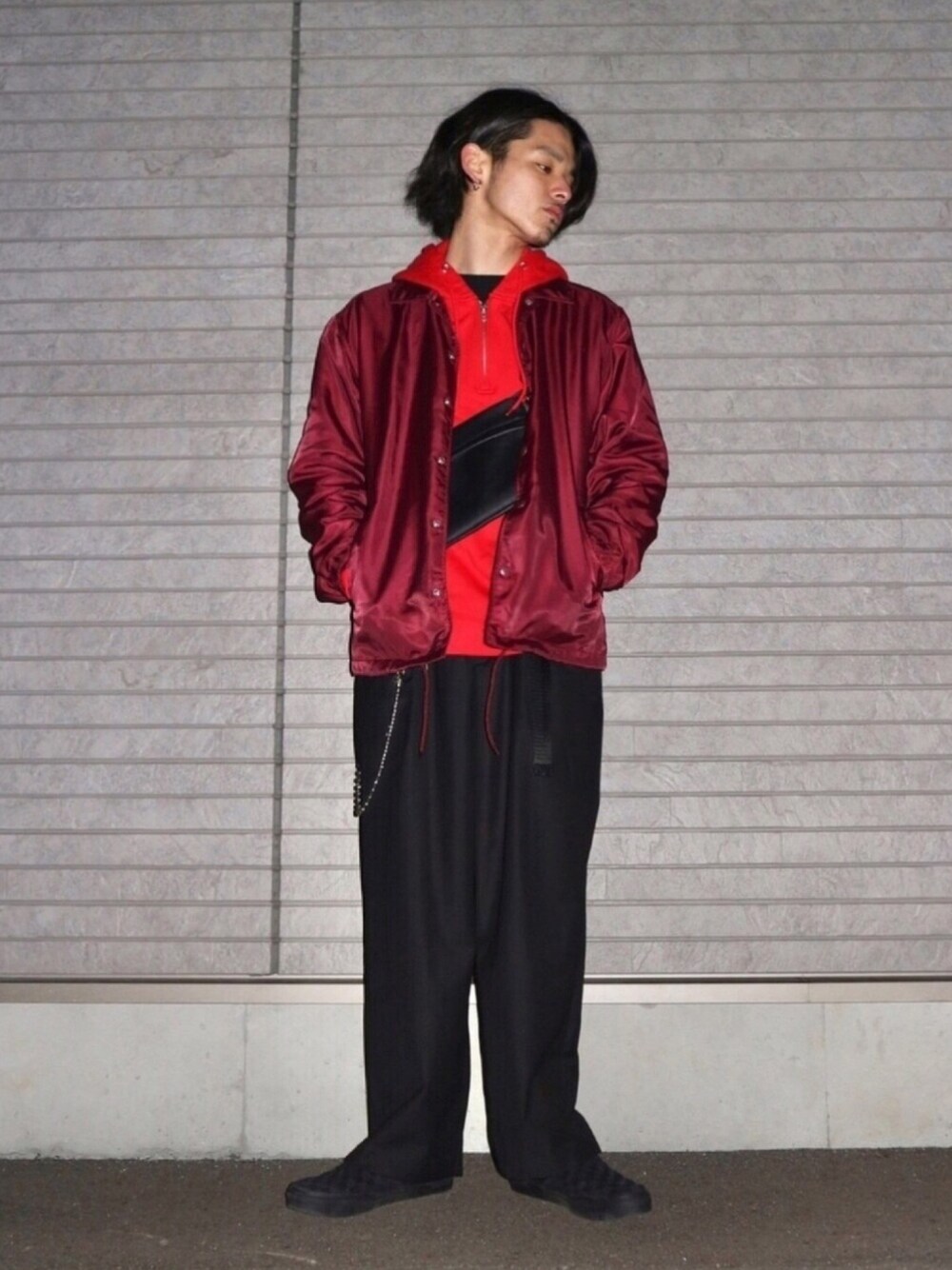 「ストリート、コーチジャケット、ハーフジップ、パーカー、ワイドパンツ、スラックス、スリッポン、サコッシュ」｜「WEGOのWEGO/ナイロンコーチジャケット（ブルゾン、レッド系）」を使った、あつなりさん（メンズ・171cm）の冬コーディネートの1枚目の写真