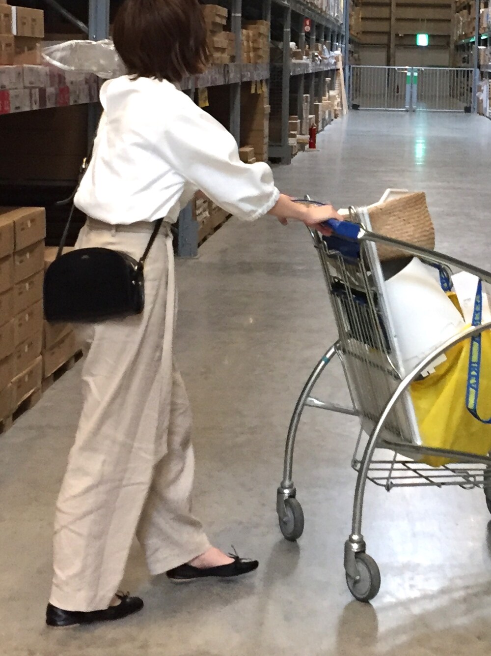 「休日スタイル、シンプル、ootd、ベージュ」｜「6の＜6(ROKU)＞VOLUME SLEEVE BLOUSE/ﾌﾞﾗｳｽ（シャツ/ブラウス、ホワイト系）」を使った、cota_raさん（レディース・168cm）の春コーディネートの1枚目の写真