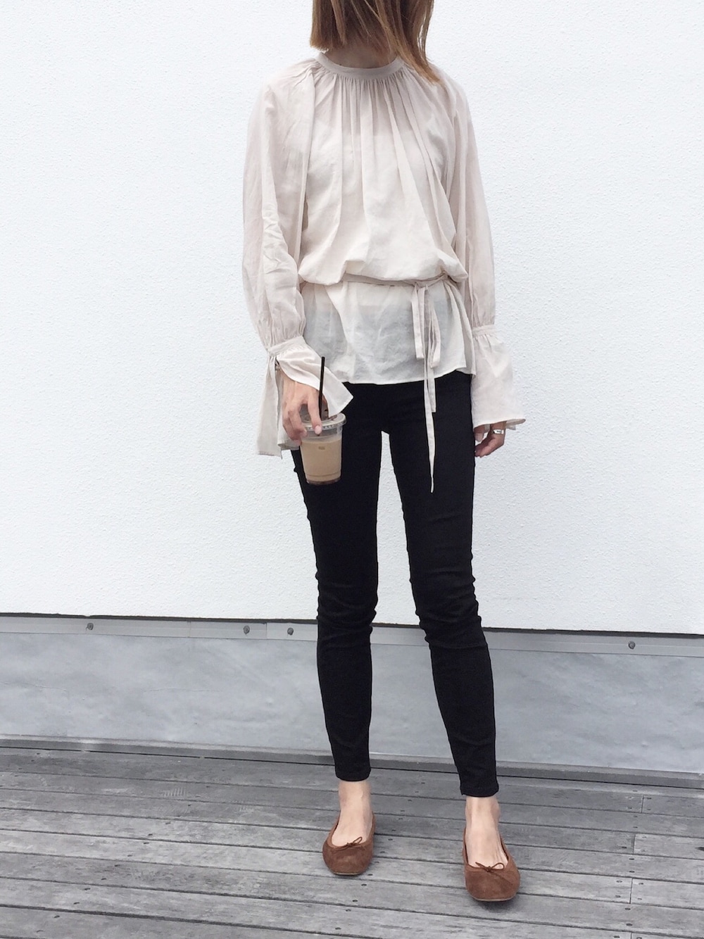 「バレエシューズ、デニム、ROKU、ポルセリ」｜「BEAUTY&YOUTH UNITED ARROWSの＜6(ROKU)＞VOLUME TUNIC/ﾁｭﾆｯｸ（チュニック、ホワイト系）」を使った、cota_raさん（レディース・168cm）の夏コーディネートの1枚目の写真
