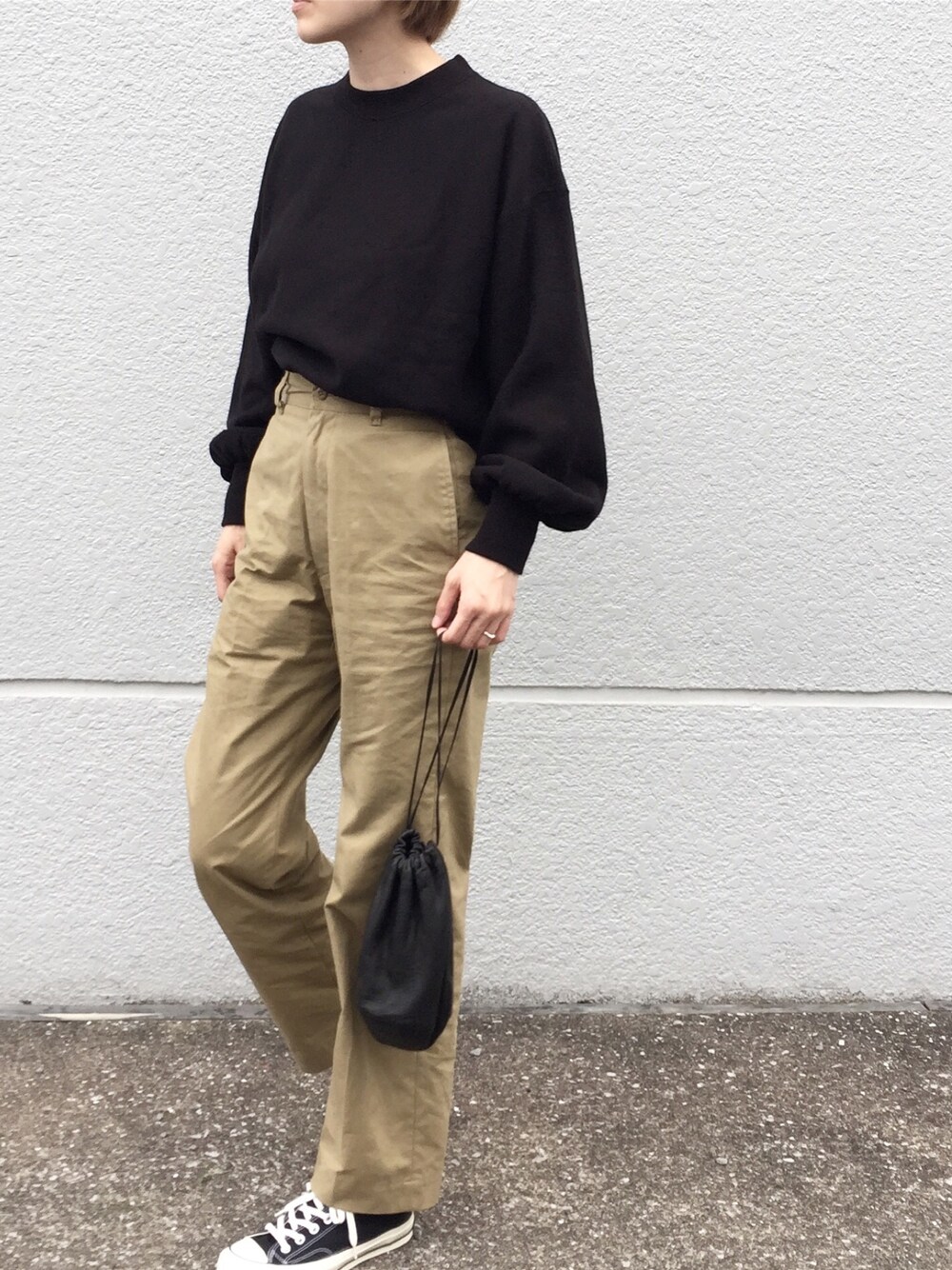 「シンプルコーデ、休日スタイル、スニーカー、コンバース、スニーカーコーデ、秋冬」｜「ALLUMERの[ALLUMER / アリュメール] ボリュームスリーブヴィンテージスウェット（スウェット、ブラック系）」を使った、cota_raさん（レディース・168cm）の秋コーディネートの1枚目の写真