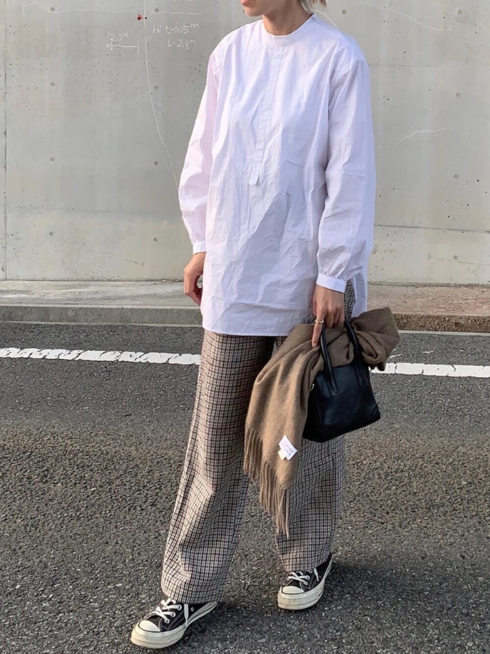 「秋のコーデ、やっぱりストリートが好き、シンプルコーデ、スニーカー、コンバース」｜「CANAL JEANのRED CHOP WORKS(レッドチョップワークス) ドレスシャツ（シャツ/ブラウス、ホワイト系）」を使った、cota_raさん（レディース・168cm）の秋コーディネートの1枚目の写真