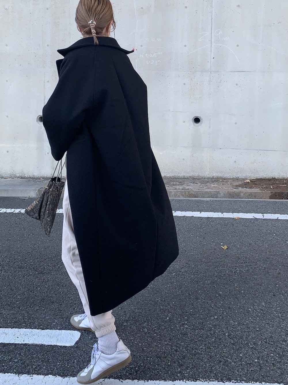 「大人カジュアル、冬アウター、ラフ、ニットコーデ、GAPコーデ」｜「CANAL JEANのvia j(ヴィアジェイ) あぜラグランクルーネックニット（ニット/セーター、ブラウン系）」を使った、cota_raさん（レディース・169cm）の秋コーディネートの1枚目の写真