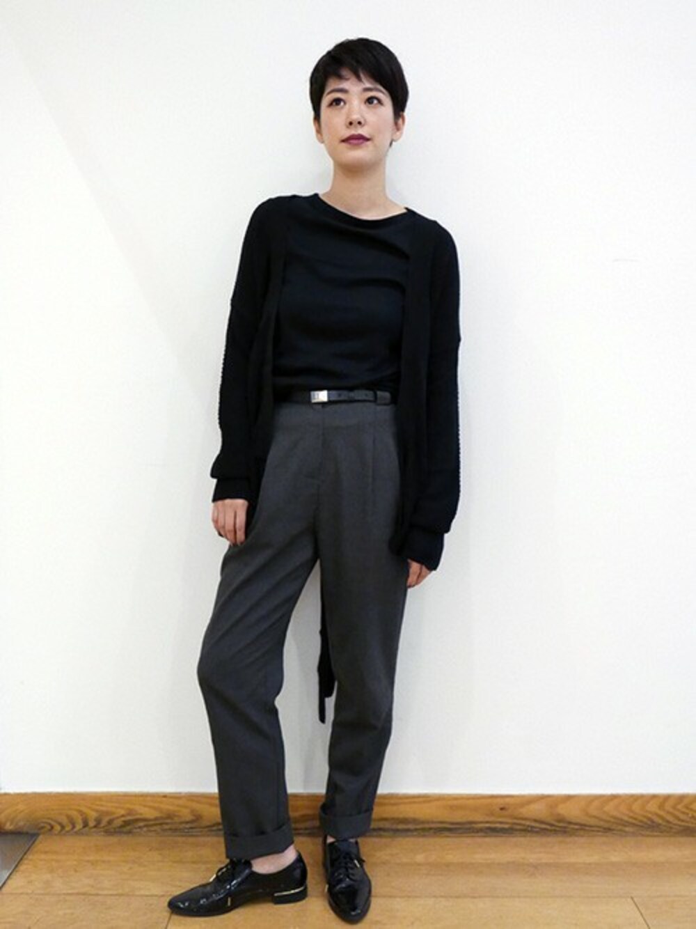 ブラック系のカーディガン/ボレロを着用したレディースの夏コーディネートの1枚目の写真