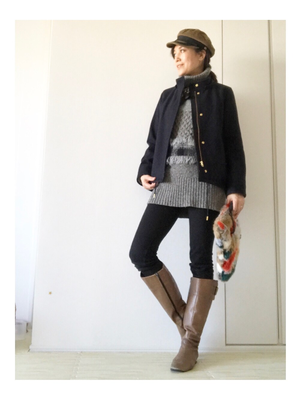 ブルー系のその他アウター、グレー系のニット/セーター、その他のクラッチバッグを着用したレディースの冬コーディネートの1枚目の写真