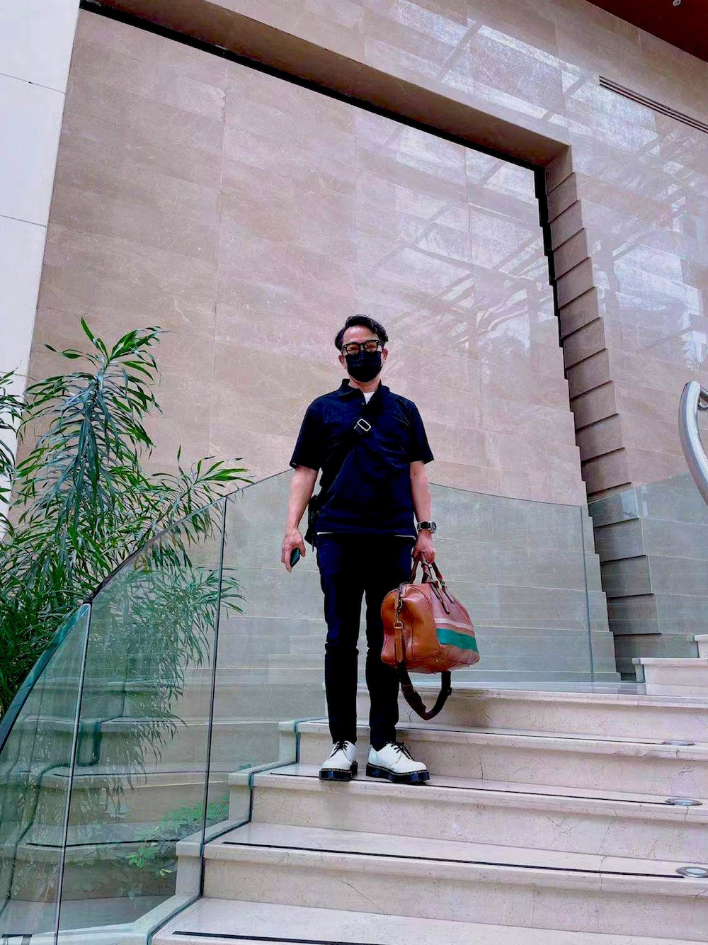 「hotel」｜「UNIQLOのアイテム（ポロシャツ、ブラック系）」を使った、yamchabaseさん（メンズ・169cm）の春コーディネートの1枚目の写真