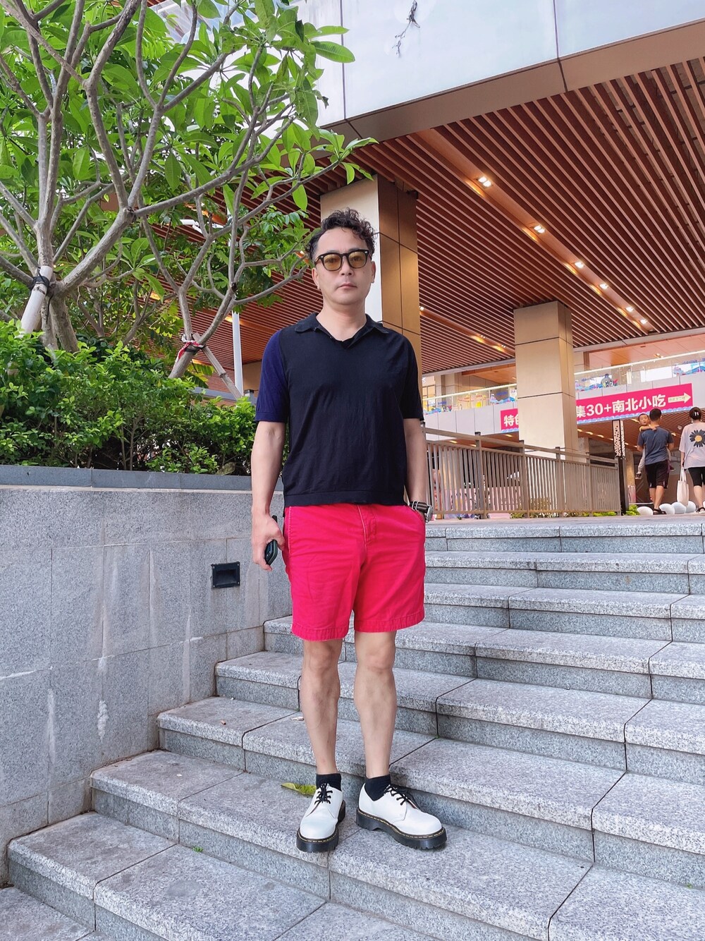 「短パンスタイル」｜「Hollisterのアイテム（その他パンツ、レッド系）」を使った、yamchabaseさん（メンズ・169cm）の春コーディネートの1枚目の写真
