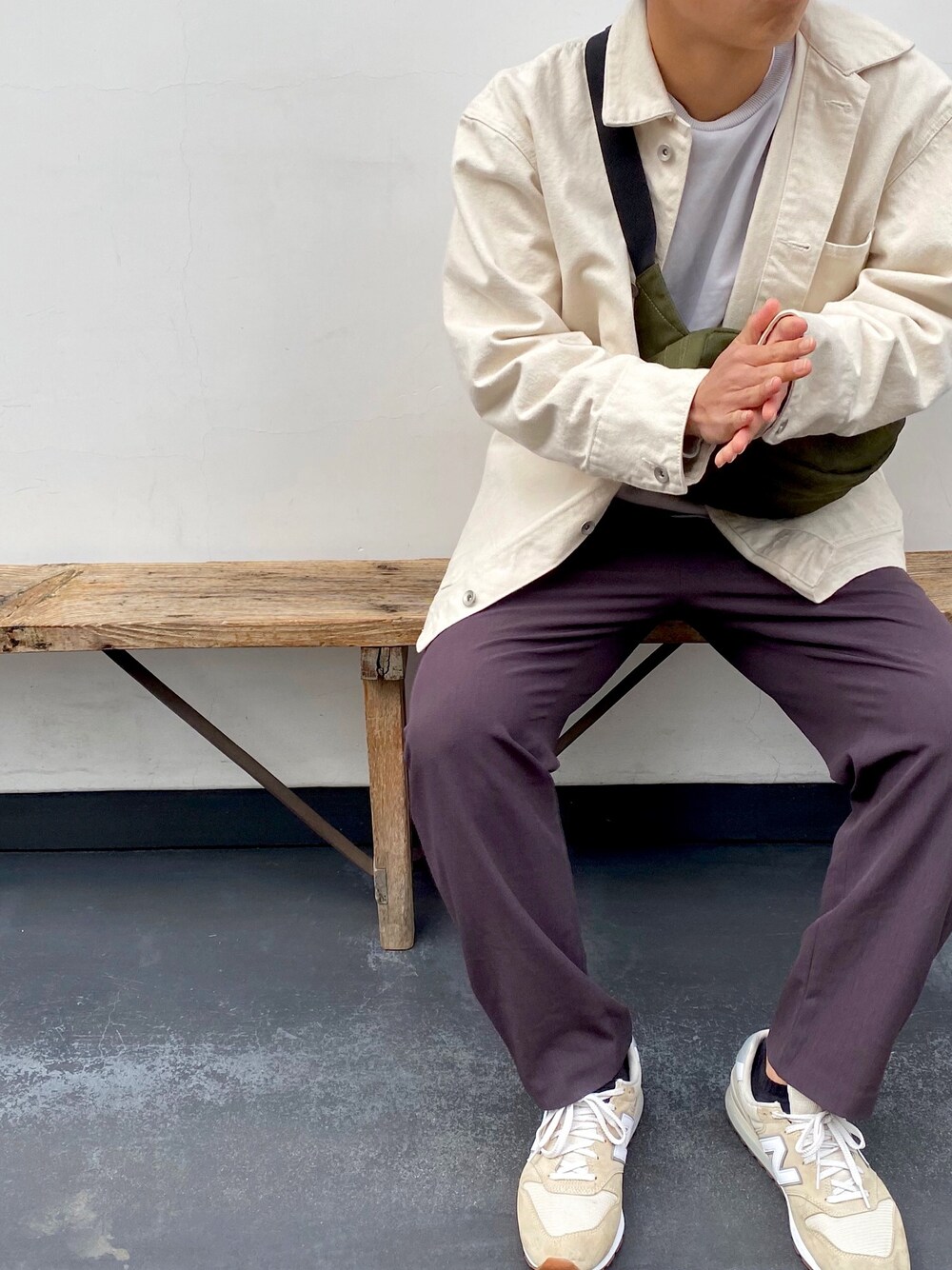 ホワイト系のその他アウター、パープル系のその他パンツ、グレー系のスウェットを着用したメンズの春コーディネートの1枚目の写真