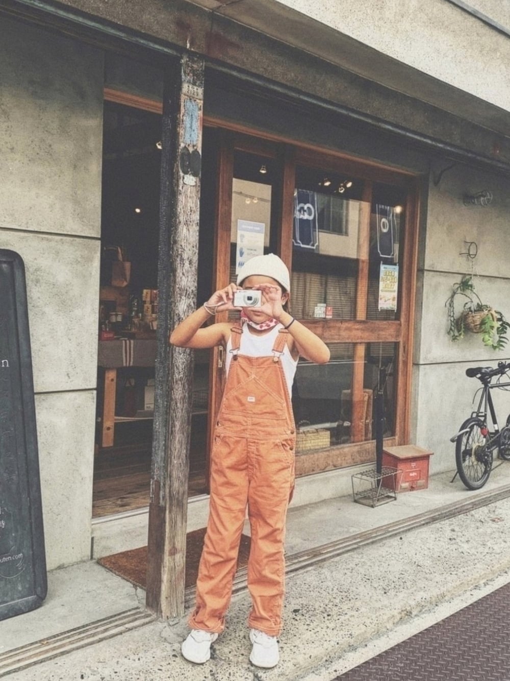 「ozweego、LEE、オーバーオール、kidsfashion」｜「しまむらのアイテム（ニットキャップ/ビーニー、ホワイト系）」を使った、Hinapppさん（レディース・135cm）の夏コーディネートの1枚目の写真