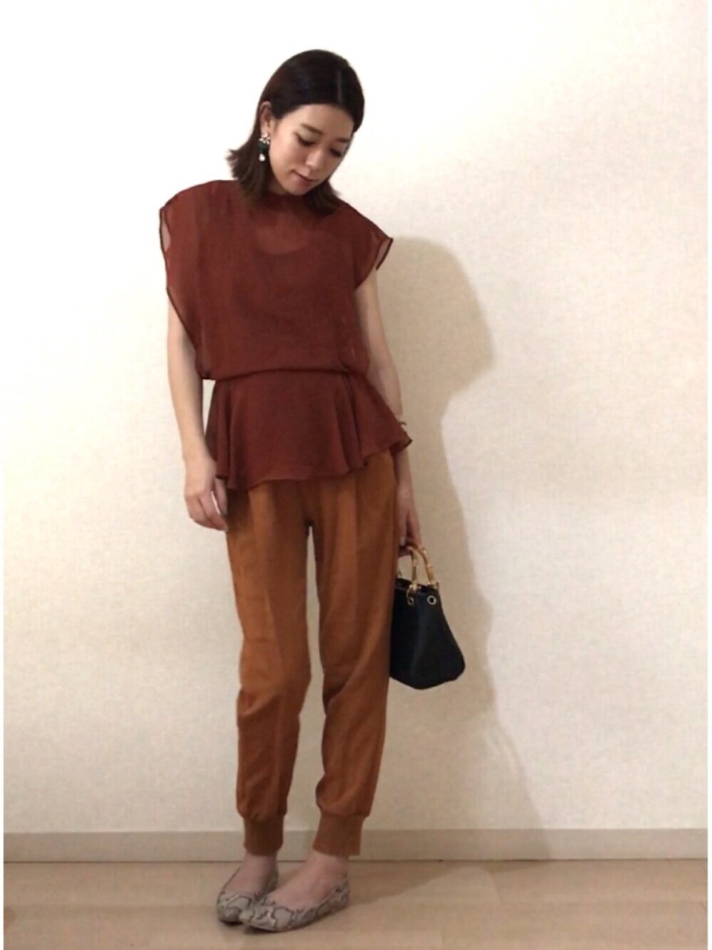 「休日スタイル、大人コーデ、袖フリル、ootd、テラコッタ」｜「no brandのアイテム（ピアス（両耳用）、グリーン系）」を使った、rikakukoさん（レディース・161cm）の夏コーディネートの1枚目の写真