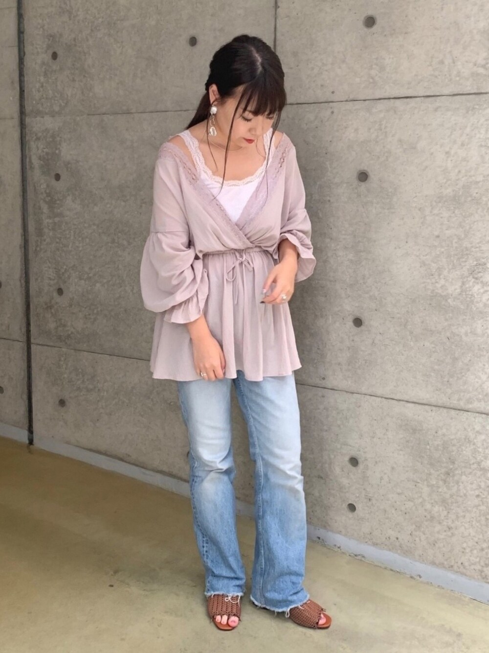 グレー系のシャツ/ブラウス、ホワイト系のタンクトップ、ブラウン系のサンダルを着用したレディースの夏コーディネートの1枚目の写真