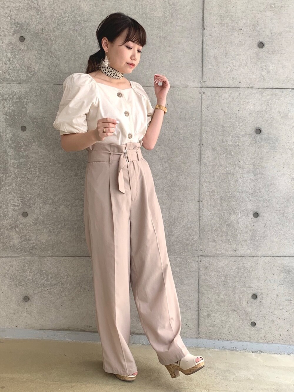 「大人カジュアル、パンツスタイル、オトナ女子、ブラウスコーデ、スカーフ、おしゃれさんと繋がりたい、ベージュコーデ、おでかけコーデ、かすみ草、低身長コーデ」｜「SNIDELのベルト付きワイドパンツ（その他パンツ、ベージュ系）」を使った、Nodoka.さん（レディース・155cm）の夏コーディネートの1枚目の写真