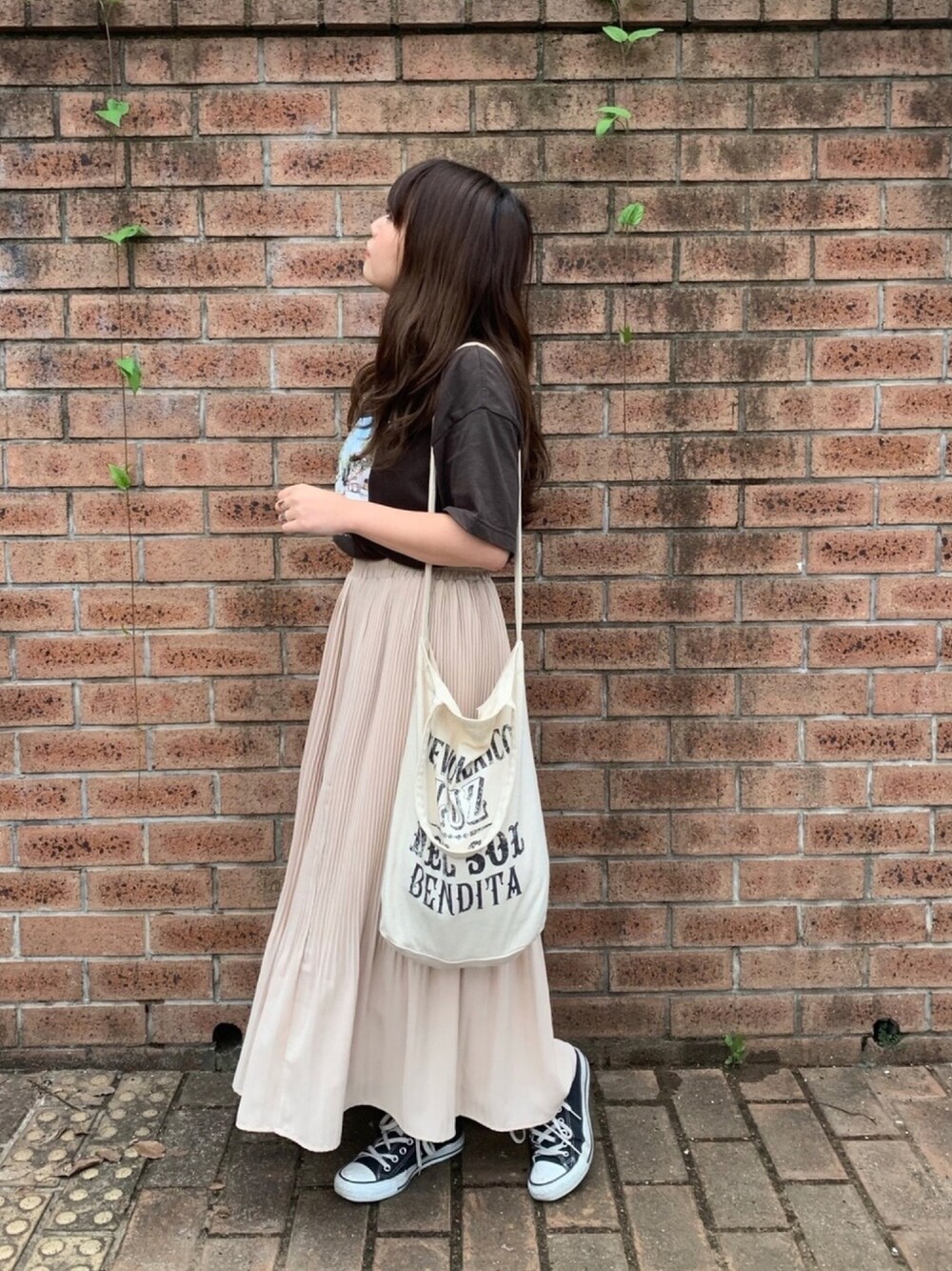 「夏だ！Tシャツ着よう！、夏、オトナカジュアル、スカート、Tシャツ、コンバース、カジュアルコーデ、公園、おしゃれさんと繋がりたい、ootd」｜「sangoのプリーツスカート（スカート、ベージュ系）」を使った、Nodoka.さん（レディース・155cm）の夏コーディネートの1枚目の写真