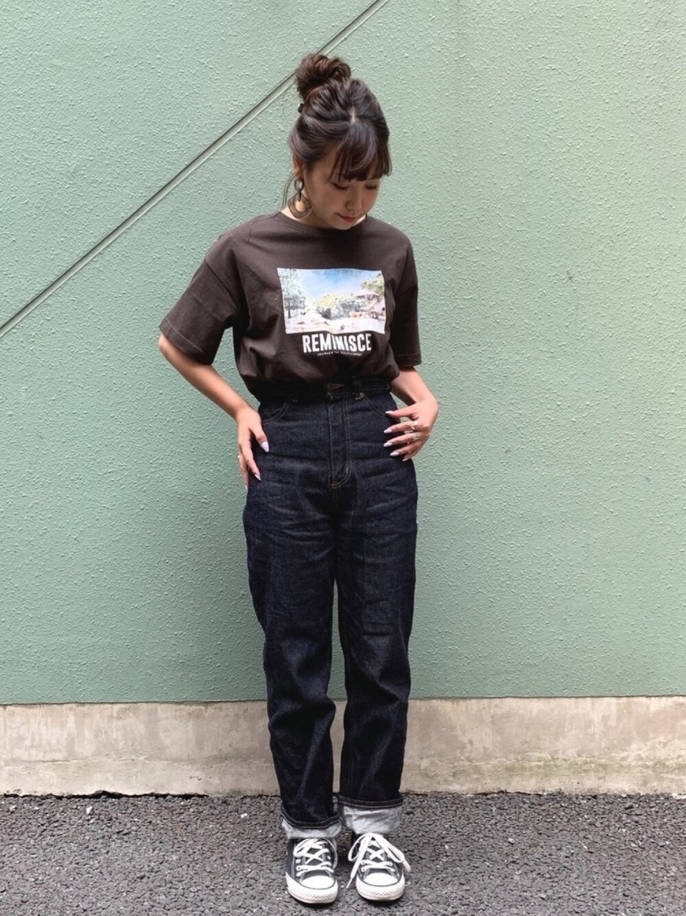「オトナ女子、カジュアル、スニーカーコーデ、低身長、夏コーデ、デニム、デニムパンツ、おしゃれさんと繋がりたい、おおぶりピアス」｜「OZOCの[洗える・26(S)/52(LL)WEB限定サイズ]フォトプリントＴシャツ（Tシャツ/カットソー、その他）」を使った、Nodoka.さん（レディース・155cm）の夏コーディネートの1枚目の写真