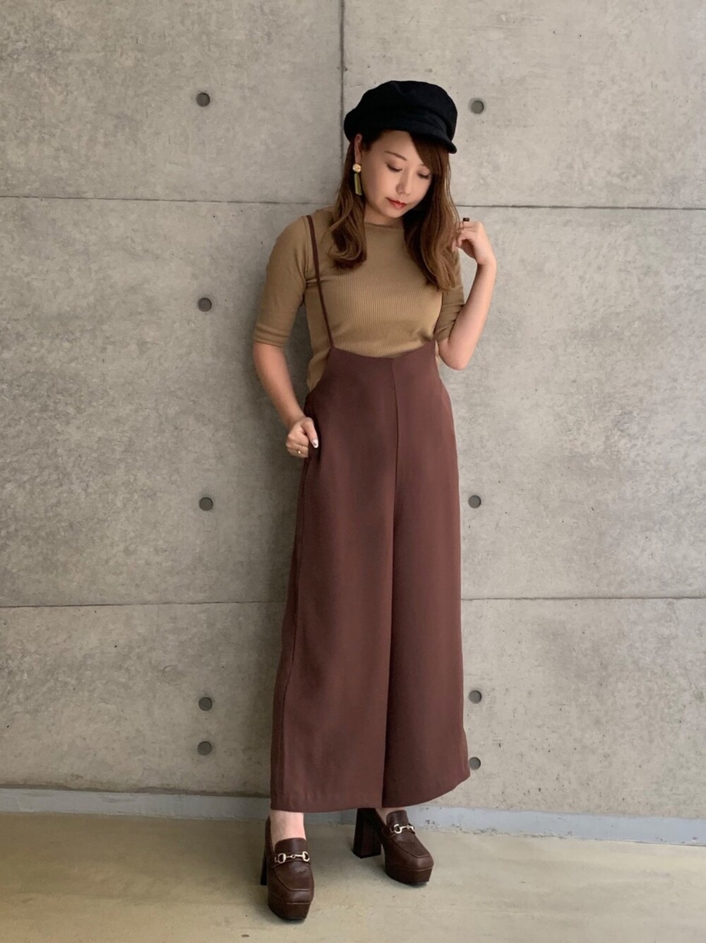 「秋のカフェオレコーデ、パンツスタイル、オトナ女子、低身長、おしゃれさんと繋がりたい、サロペット、ローファー、プチプラ、GU、ワンショルダー」｜「GUのアイテム（サロペット/オーバーオール、ブラウン系）」を使った、Nodoka.さん（レディース・154cm）の秋コーディネートの1枚目の写真