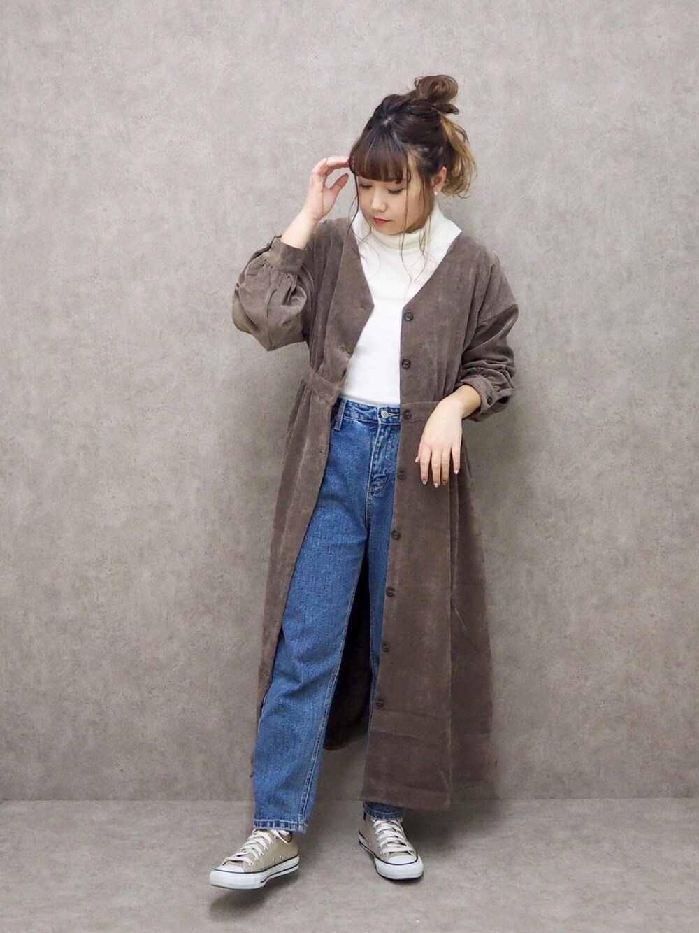 「コーデュロイ、ワンピース×スニーカー、ロングワンピース、ガウン、コンバース、大人カジュアル、秋コーデ、お洒落さんとつながりたい、秋色、タートルネック」｜「UNIQLOのヒートテックフリースタートルネックT（長袖）（Tシャツ/カットソー、ホワイト系）」を使った、Nodoka.さん（レディース・154cm）の秋コーディネートの1枚目の写真