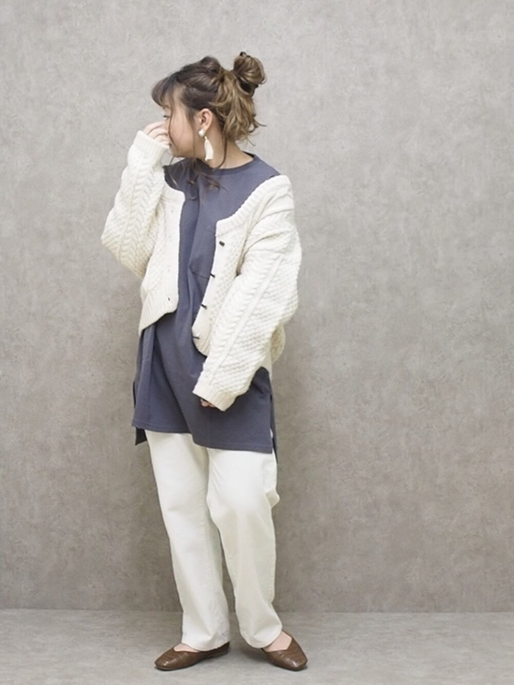 ホワイト系のカーディガン/ボレロ、グレー系のTシャツ/カットソー、ホワイト系のその他パンツを着用したレディースの冬コーディネートの1枚目の写真